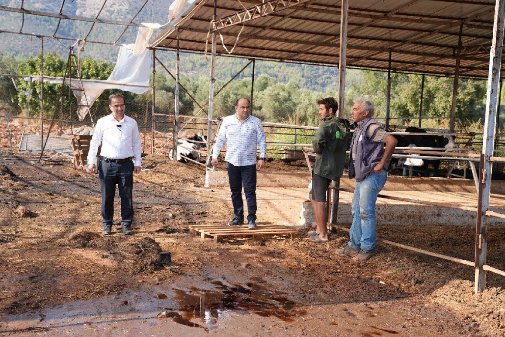 Başkan Akdenizli'den Çiftliği Yanan Aileye 'Geçmiş Olsun' Ziyareti