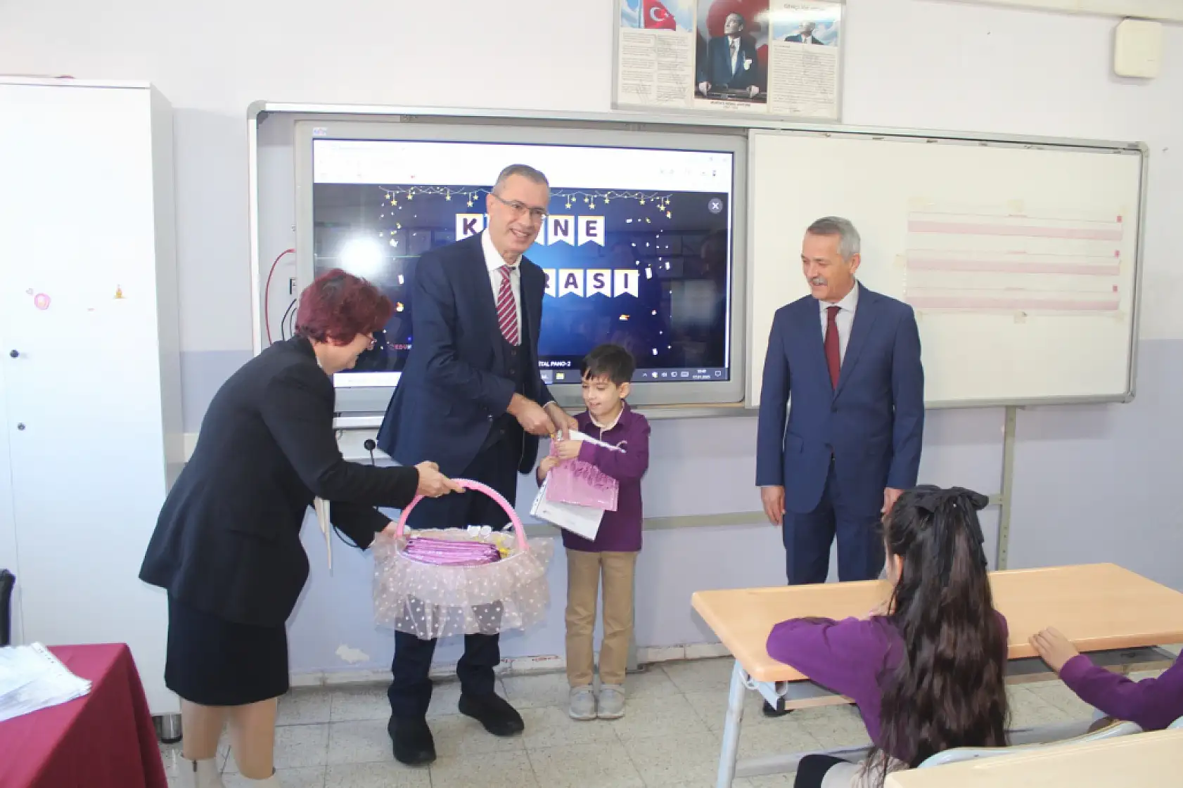 Fethiye Kaymakamı Ertaş öğrencilerin karne sevincine ortak oldu