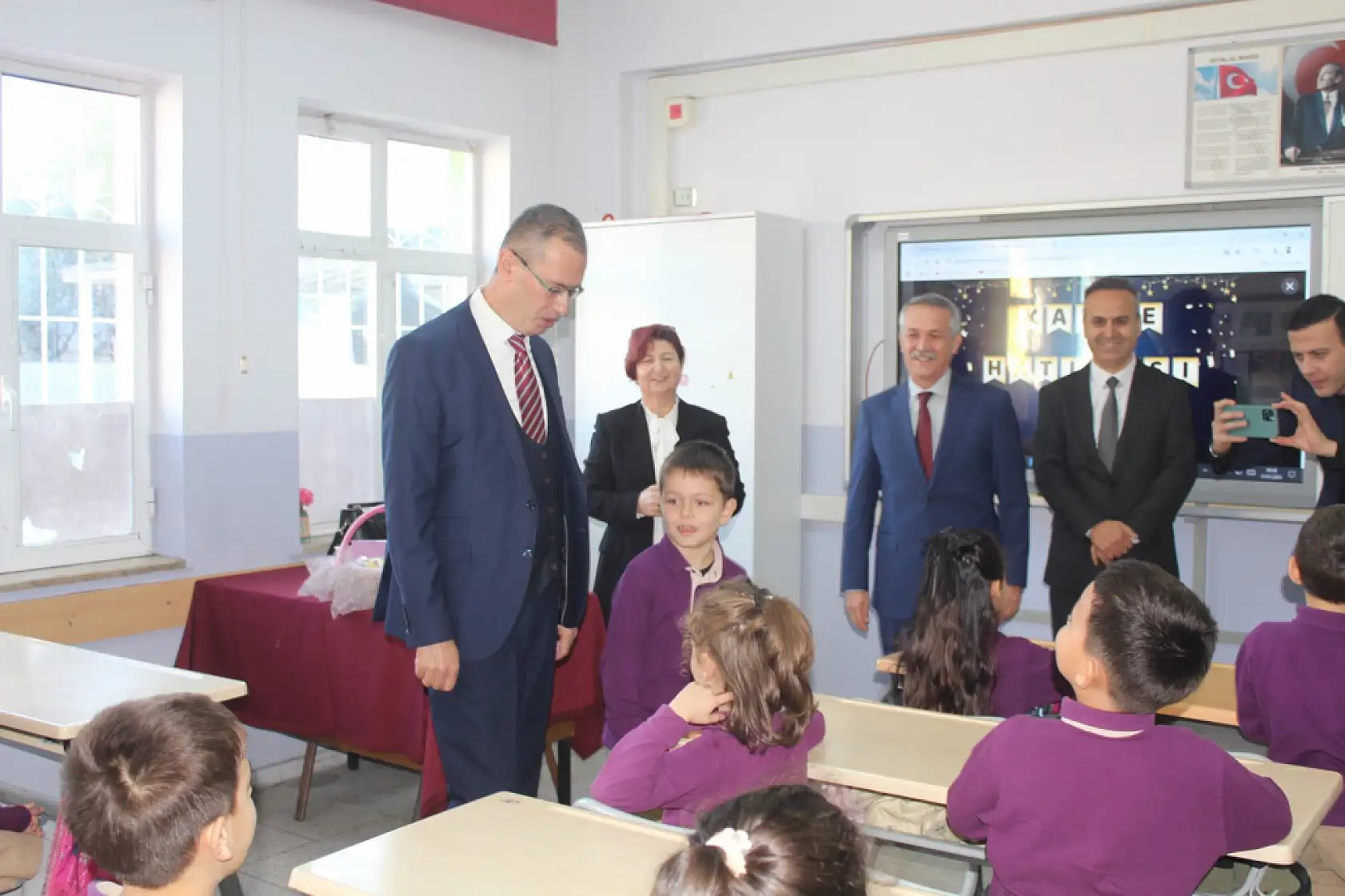 Fethiye Kaymakamı Ertaş öğrencilerin karne sevincine ortak oldu