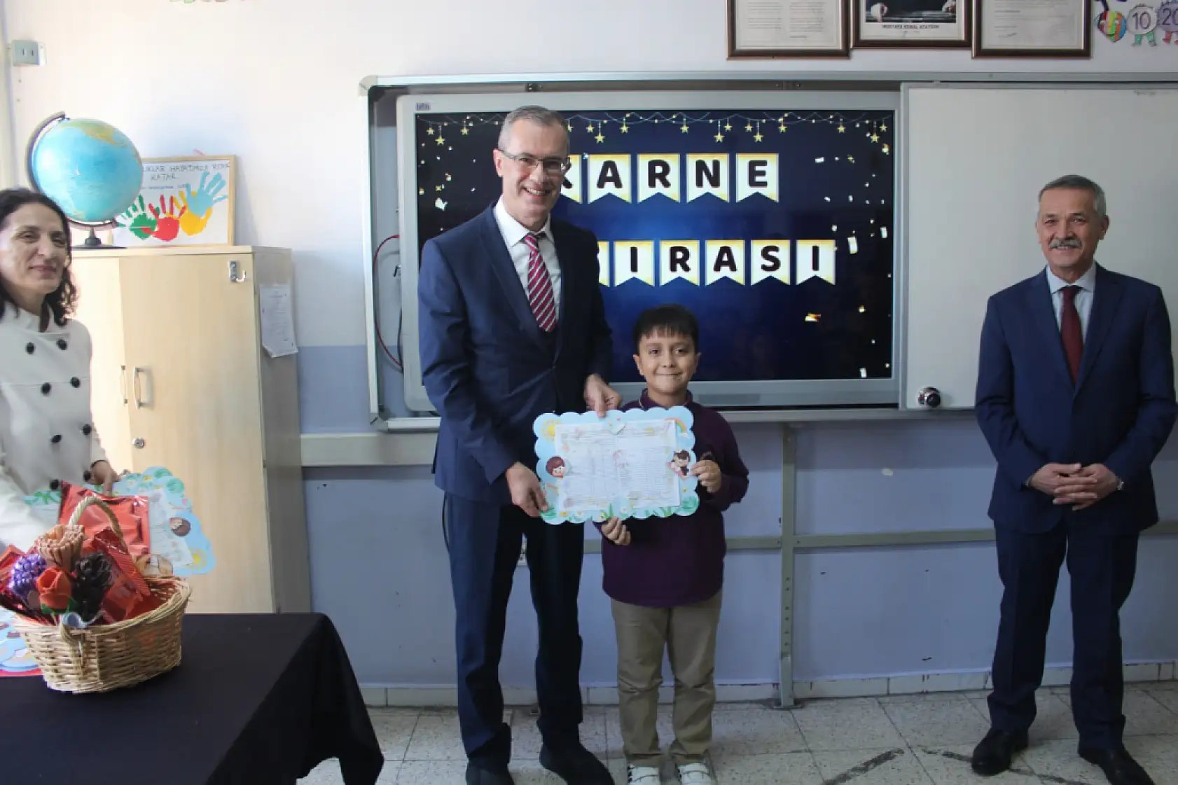 Fethiye Kaymakamı Ertaş öğrencilerin karne sevincine ortak oldu