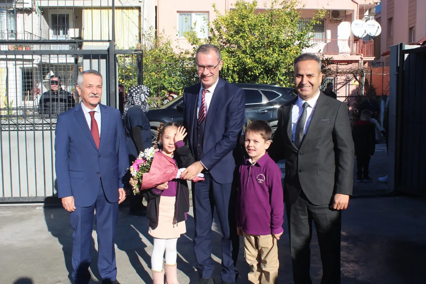 Fethiye Kaymakamı Ertaş öğrencilerin karne sevincine ortak oldu