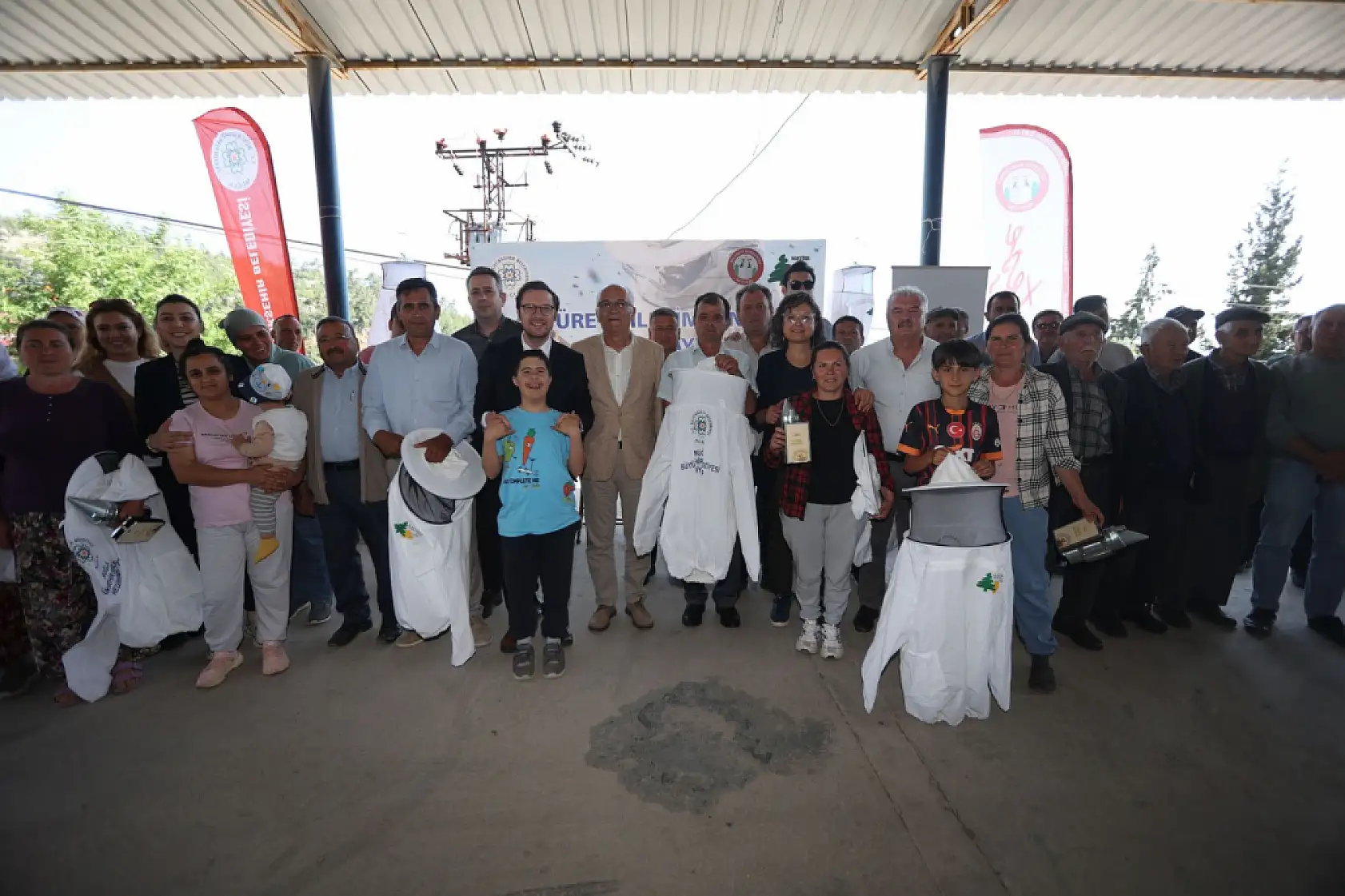 Büyükşehir ve Menteşe Belediyesi'nden Arıcılara Destek: Dağpınar'da Maske ve Körük Dağıtıldı
