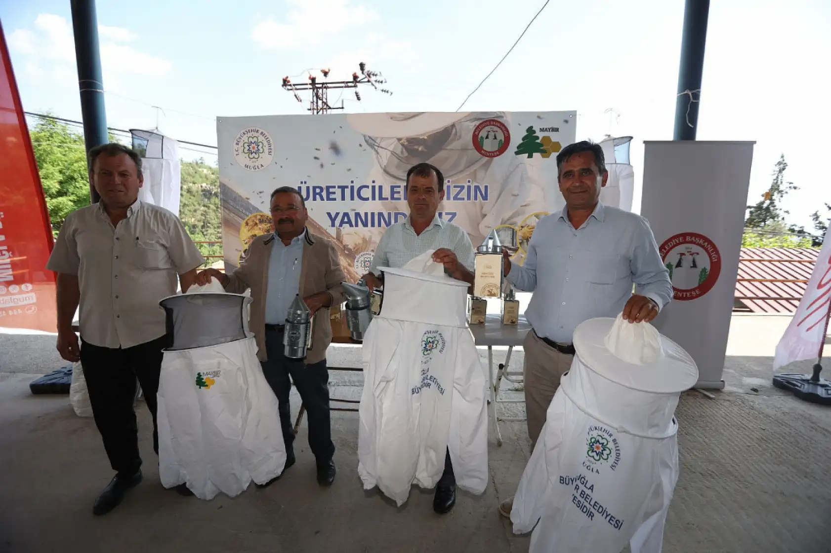 Büyükşehir ve Menteşe Belediyesi'nden Arıcılara Destek: Dağpınar'da Maske ve Körük Dağıtıldı