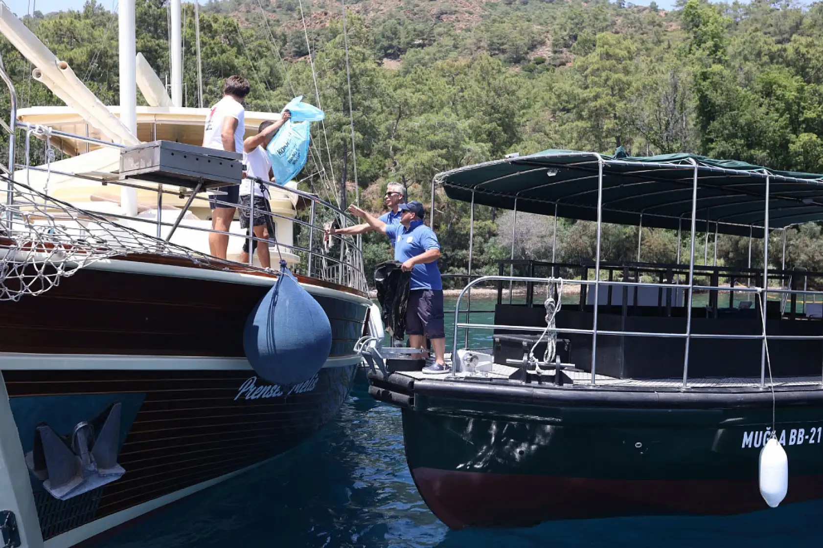 Muğla'da atıklar toplanıyor, denizler korunuyor