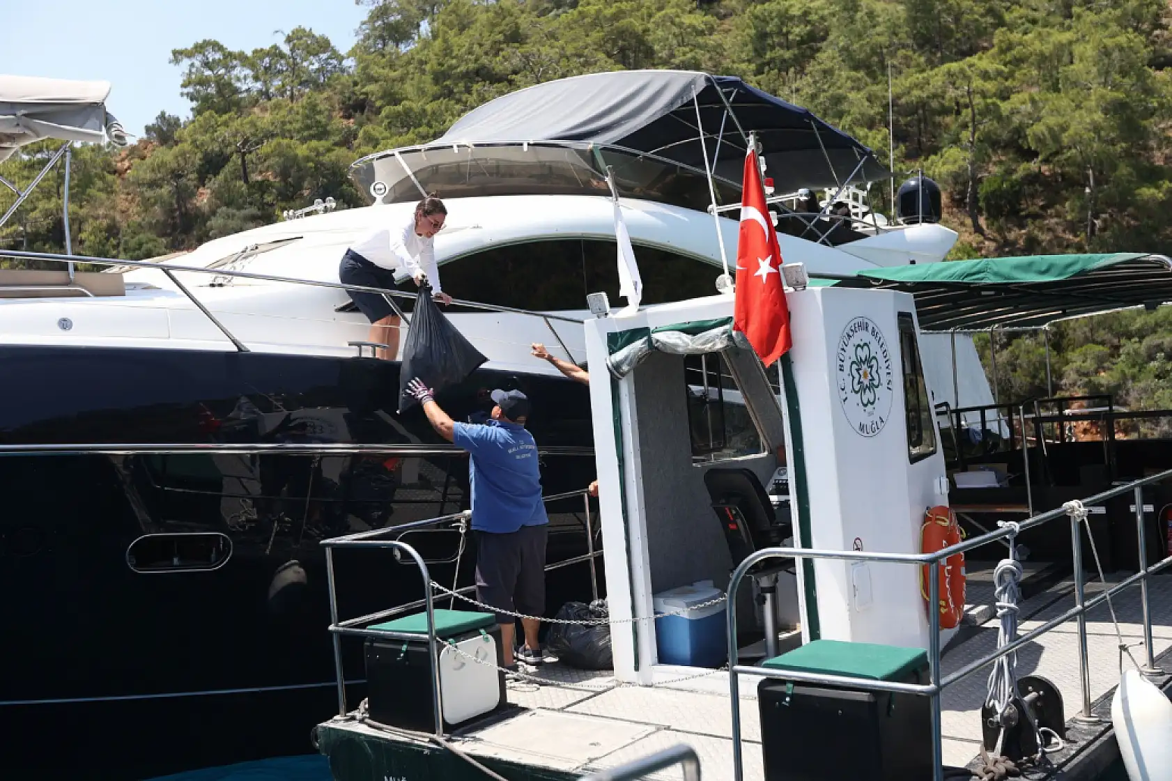 Muğla'da atıklar toplanıyor, denizler korunuyor