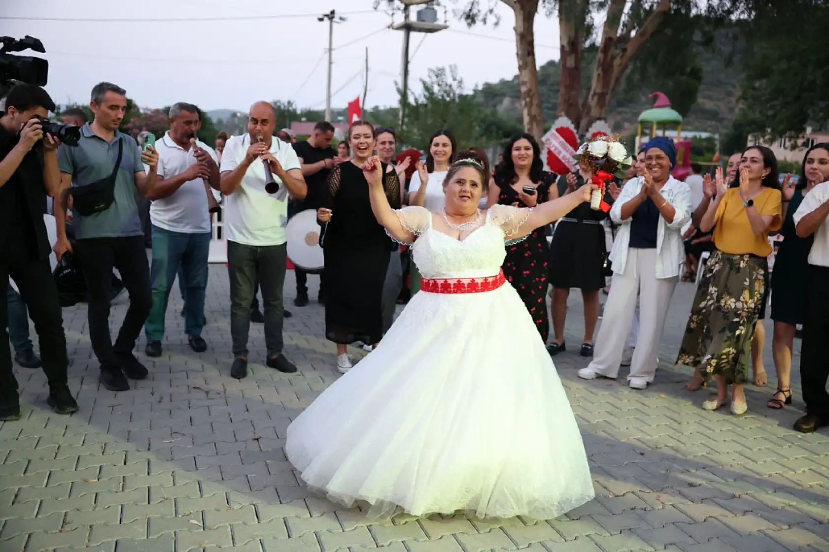 Kalpleri Isıtan Şenlik: Muğla Büyükşehir Nilay'ın Sevincine Ortak Oldu