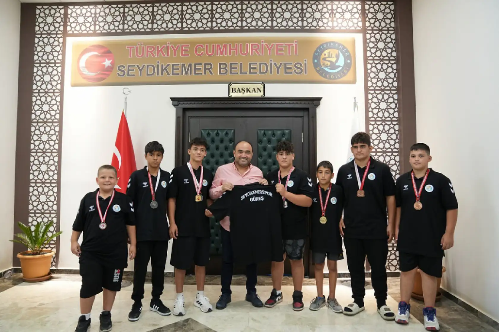 Başkan Akdenizli Kırkpınar Öncesi Genç Güreşçilere Moral Depoladı