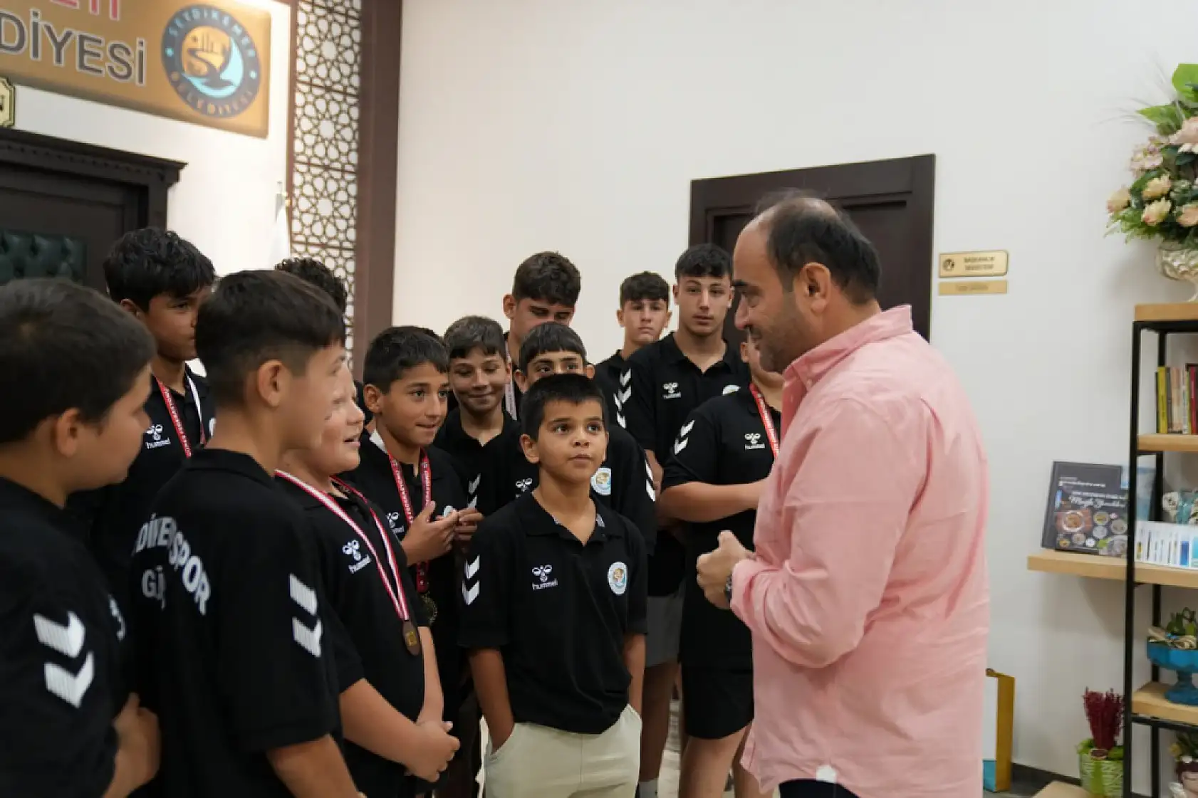 Başkan Akdenizli Kırkpınar Öncesi Genç Güreşçilere Moral Depoladı