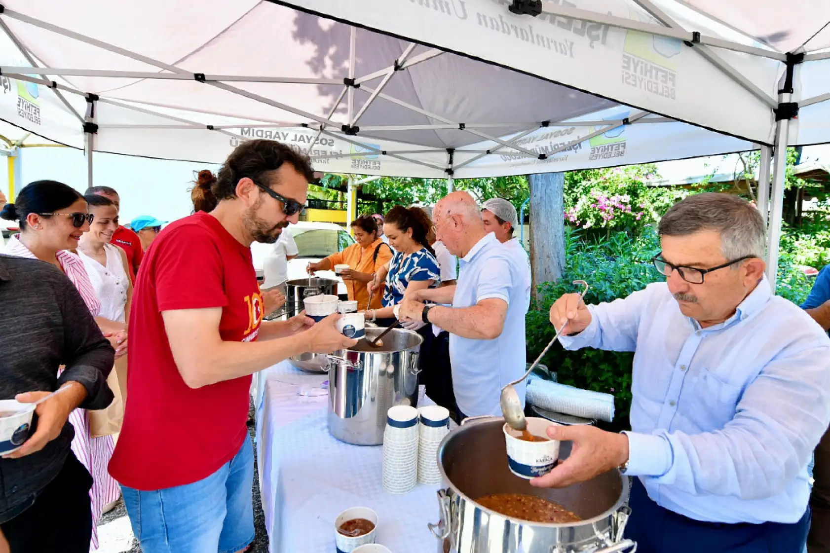 Fethiye Belediyesi'nden aşure ikramı