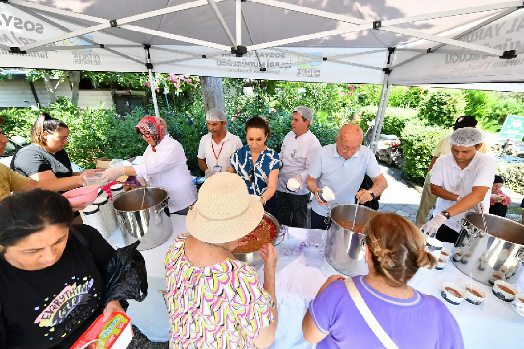 Fethiye Belediyesi'nden aşure ikramı