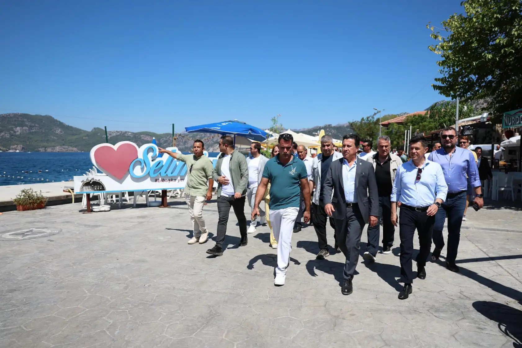 Başkan Aras Marmaris'te Vatandaşlarla Bir Araya Geldi