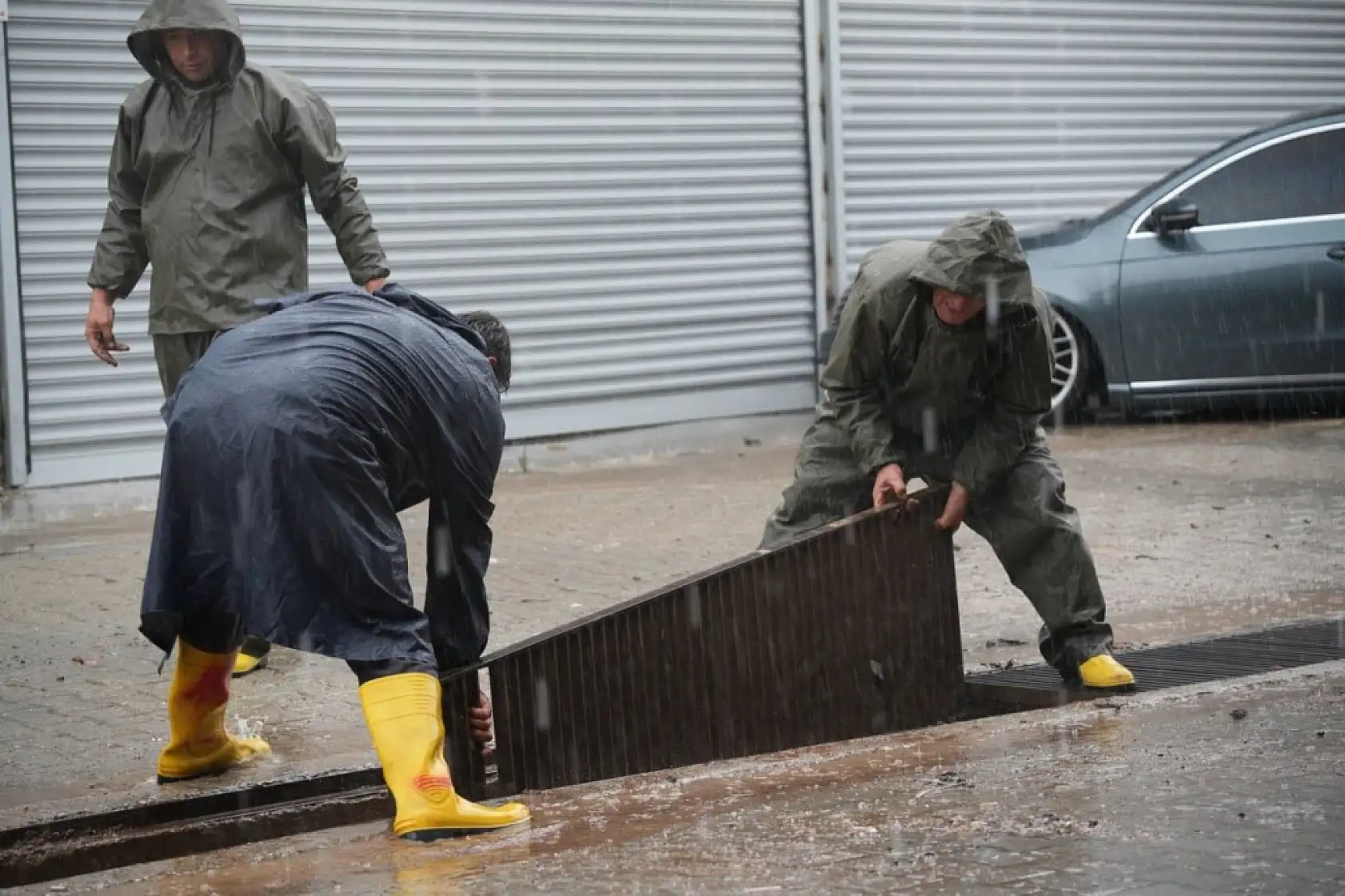 Seydikemer'de Yağmur Alarmı: Belediye Ekipleri Teyakkuzda