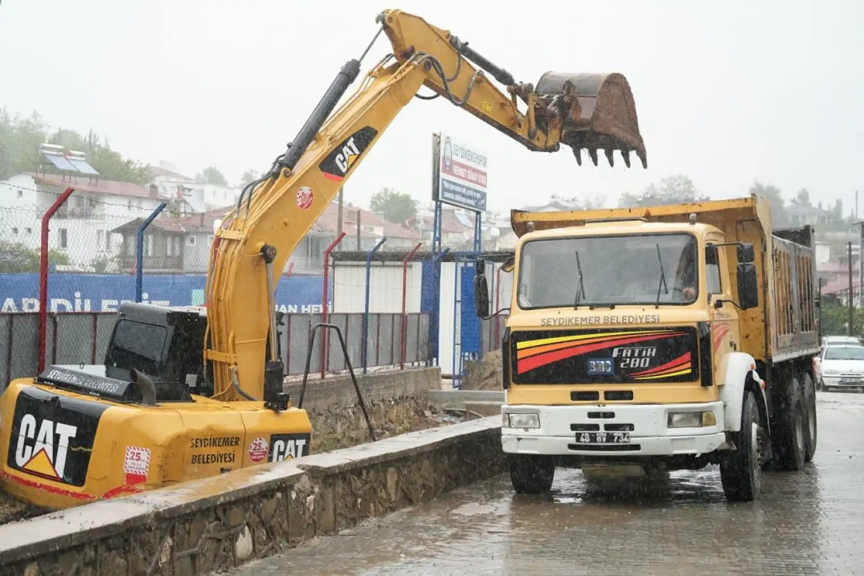 Seydikemer'de Yağmur Alarmı: Belediye Ekipleri Teyakkuzda