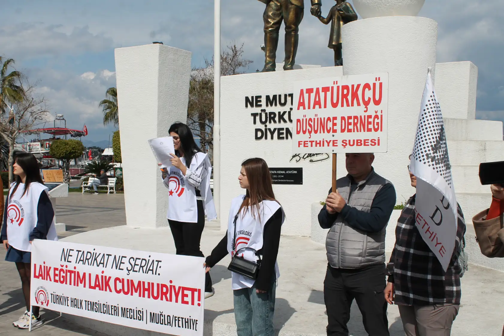 Fethiye'de 'Laik Eğitim, Laik Cumhuriyet İstiyoruz' Sloganıyla Yürüdüler