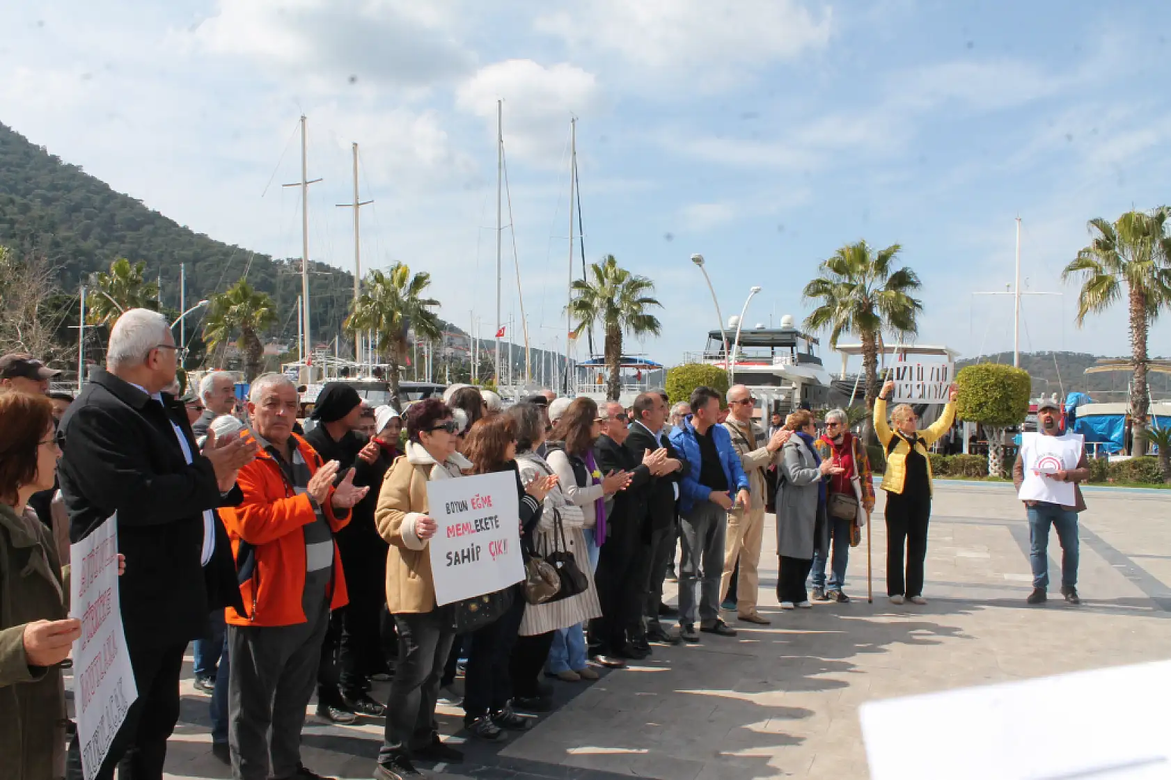 Fethiye'de 'Laik Eğitim, Laik Cumhuriyet İstiyoruz' Sloganıyla Yürüdüler