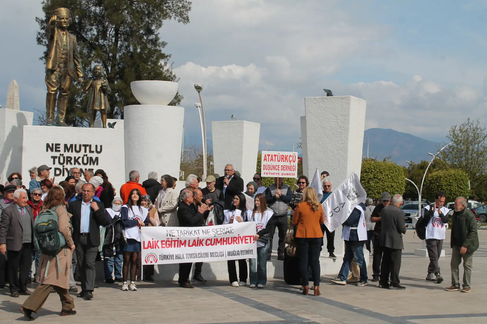 Fethiye'de 'Laik Eğitim, Laik Cumhuriyet İstiyoruz' Sloganıyla Yürüdüler