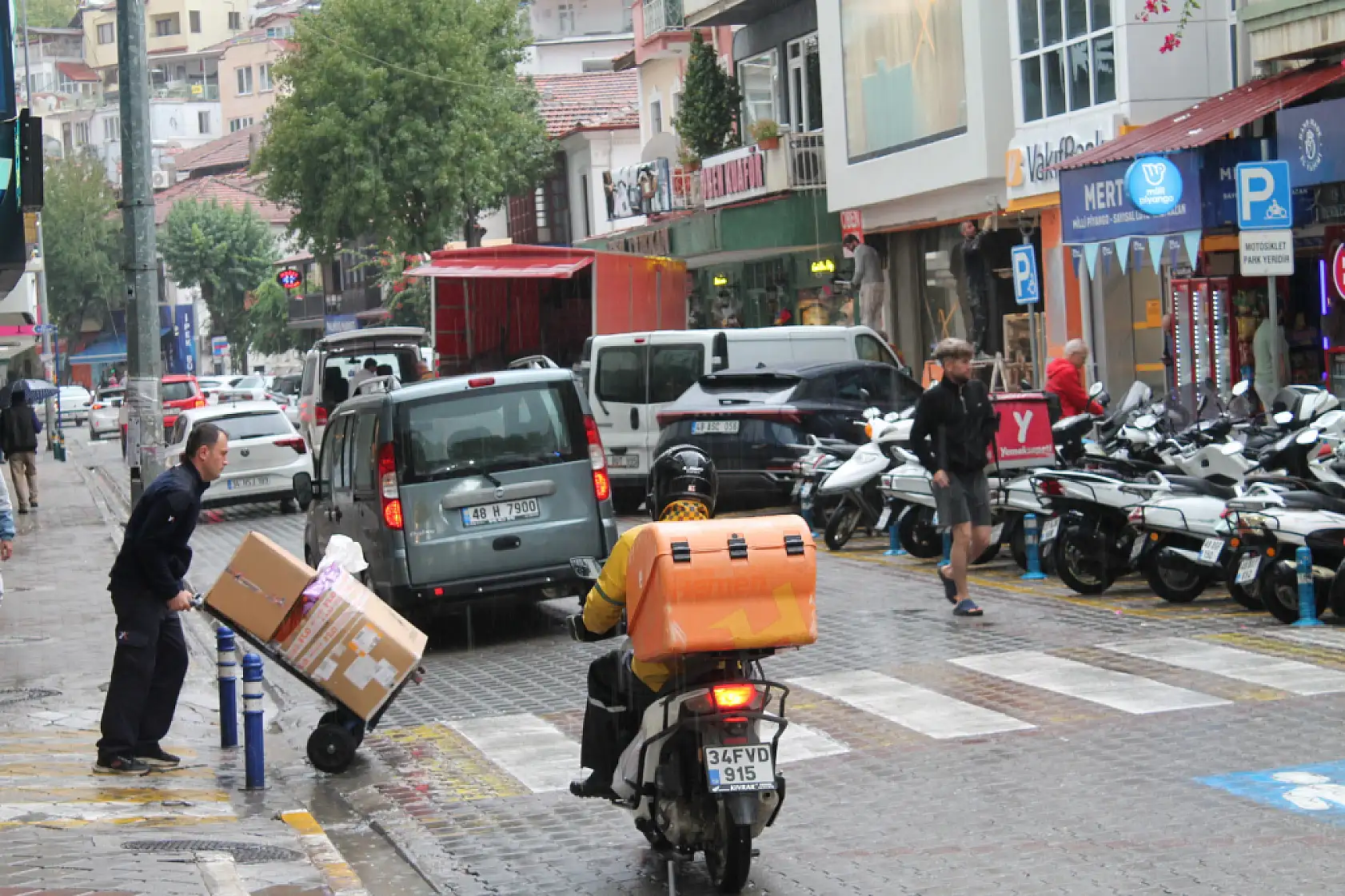 Fethiye'de Yağış Trafiği Olumsuz Etkiledi: Uzun Kuyruklar Oluştu
