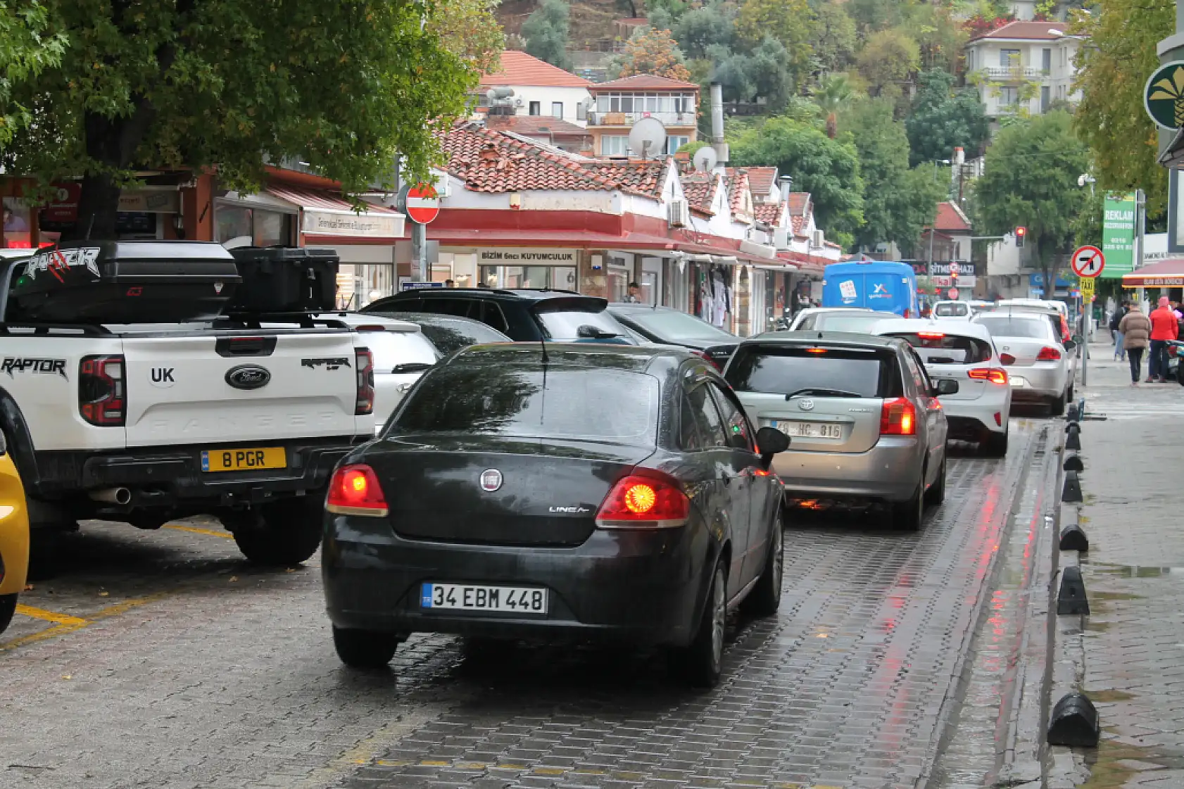 Fethiye'de Yağış Trafiği Olumsuz Etkiledi: Uzun Kuyruklar Oluştu