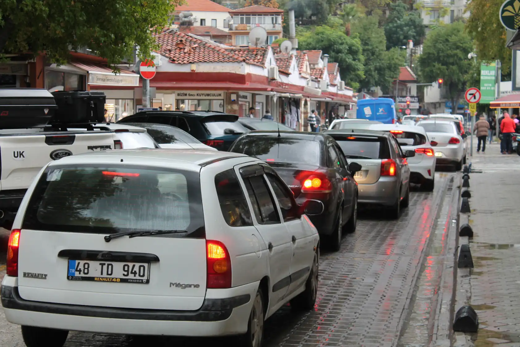 Fethiye'de Yağış Trafiği Olumsuz Etkiledi: Uzun Kuyruklar Oluştu