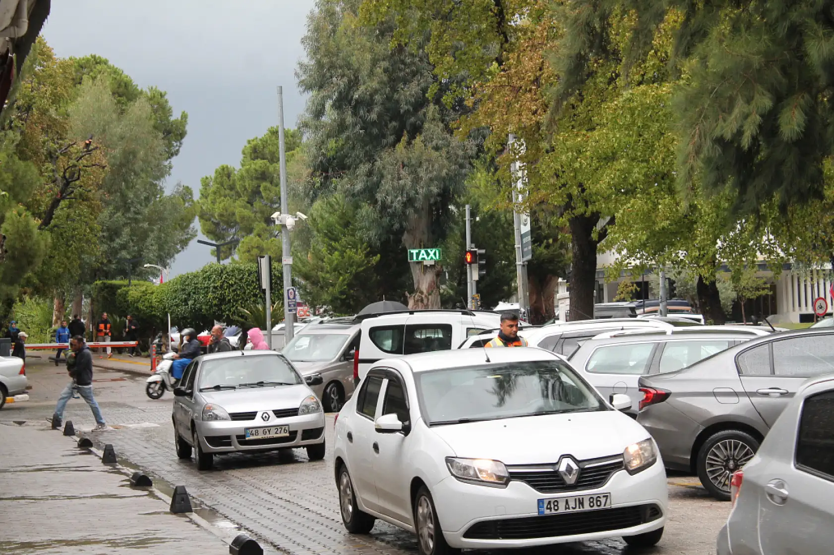 Fethiye'de Yağış Trafiği Olumsuz Etkiledi: Uzun Kuyruklar Oluştu