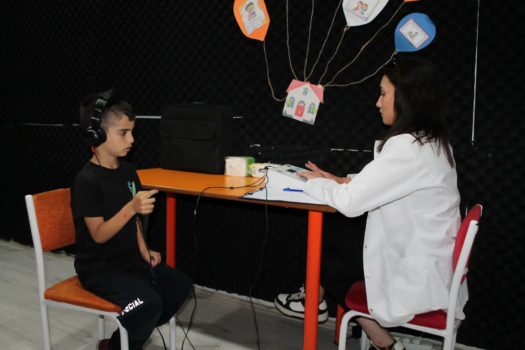 Eğitimde sağlık odaklı proje: Fethiye Nursel Özdemir Kurumları'nda işitme testleri