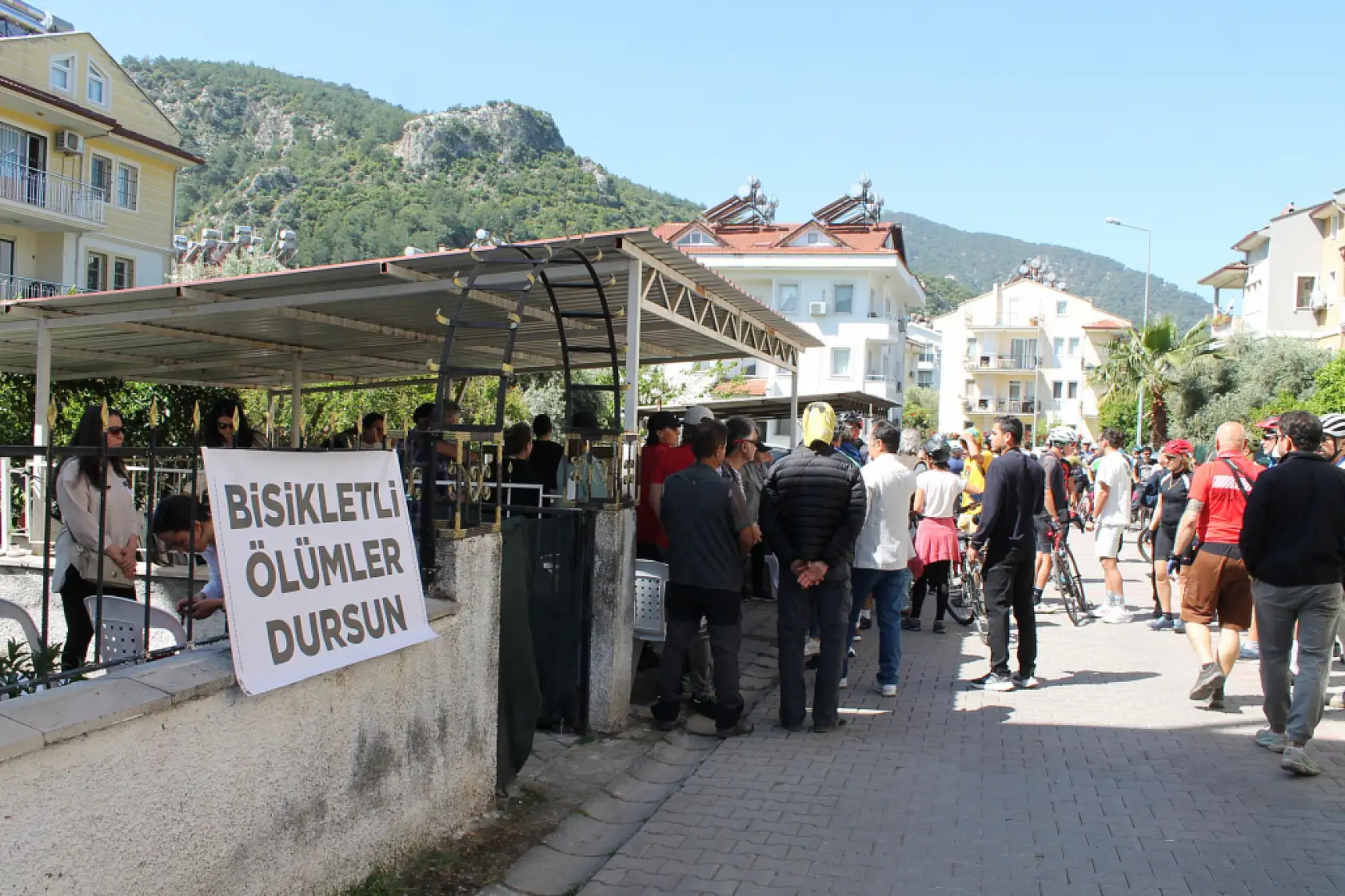 Fethiye'de bisikletçiler trafik kazasında kaybettikleri arkadaşları için bir arada