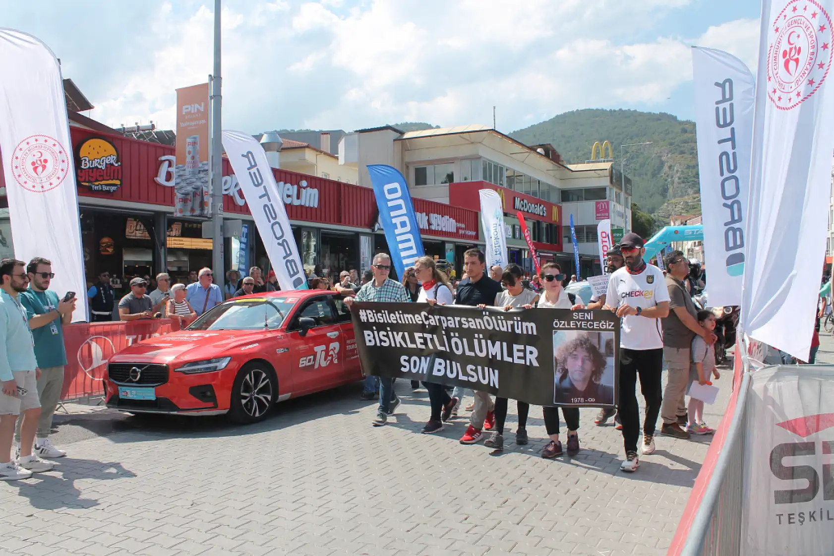 Fethiye'de Bisikletçi Özgür Alkan anısına saygı etkinliği düzenlendi