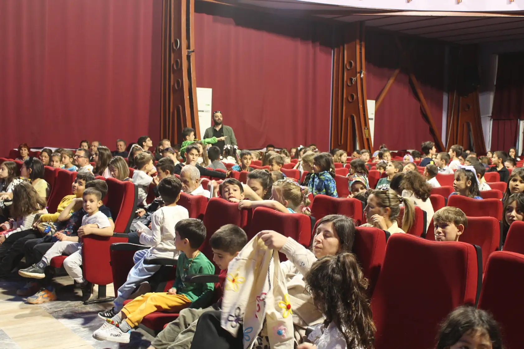 Fethiye'de 'Uzak Diyarların Güzel Prensesi' çocuklarla buluştu