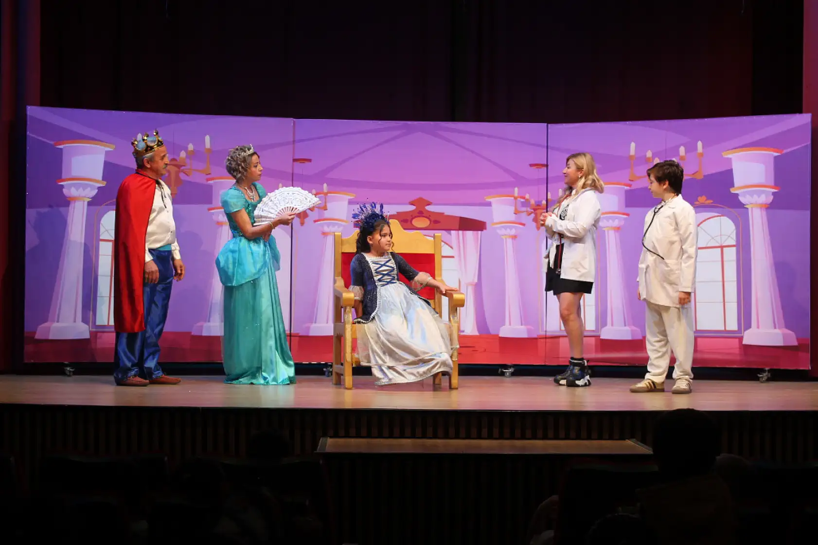 Fethiye'de 'Uzak Diyarların Güzel Prensesi' çocuklarla buluştu