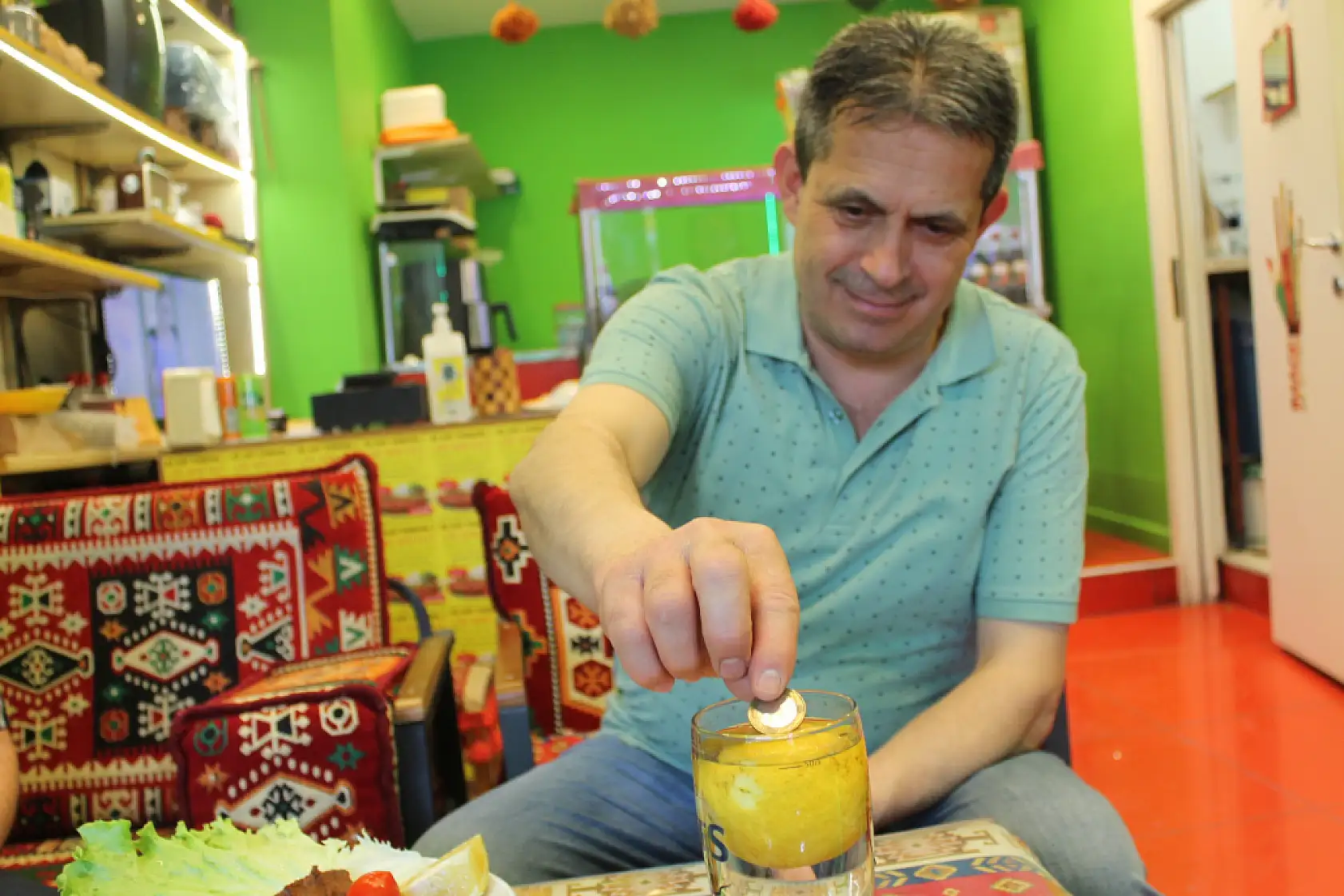 Fethiye'de Bedava Çiğköfte Kampanyası: 1 TL'yi Limonda Dengeleyene Çiğköfte Bedava!