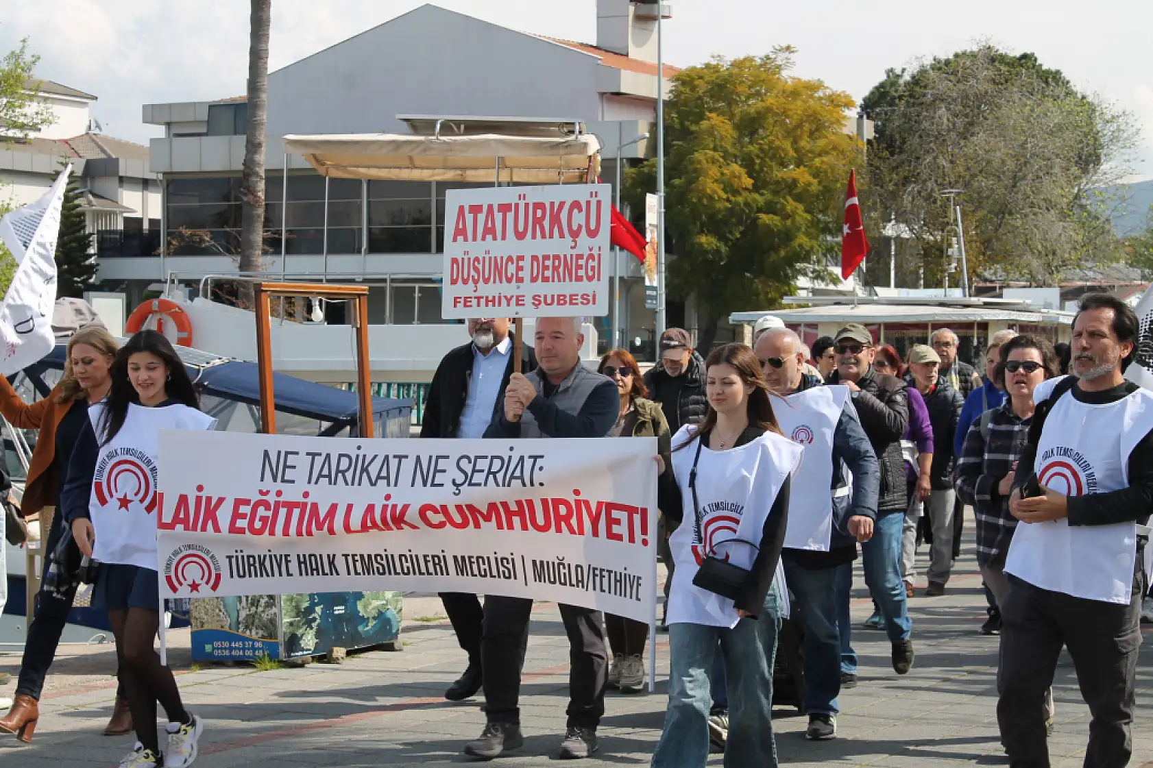 Fethiye'de 'Laik Eğitim, Laik Cumhuriyet İstiyoruz' Sloganıyla Yürüdüler