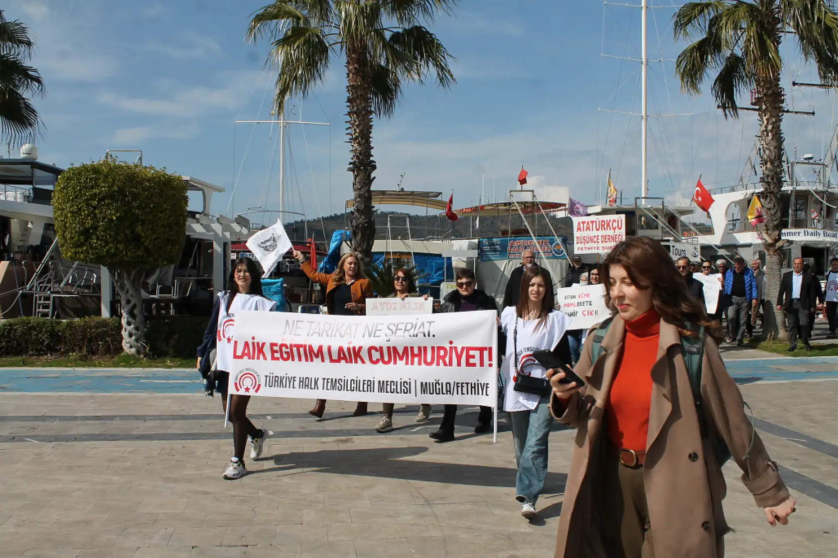 Fethiye'de 'Laik Eğitim, Laik Cumhuriyet İstiyoruz' Sloganıyla Yürüdüler