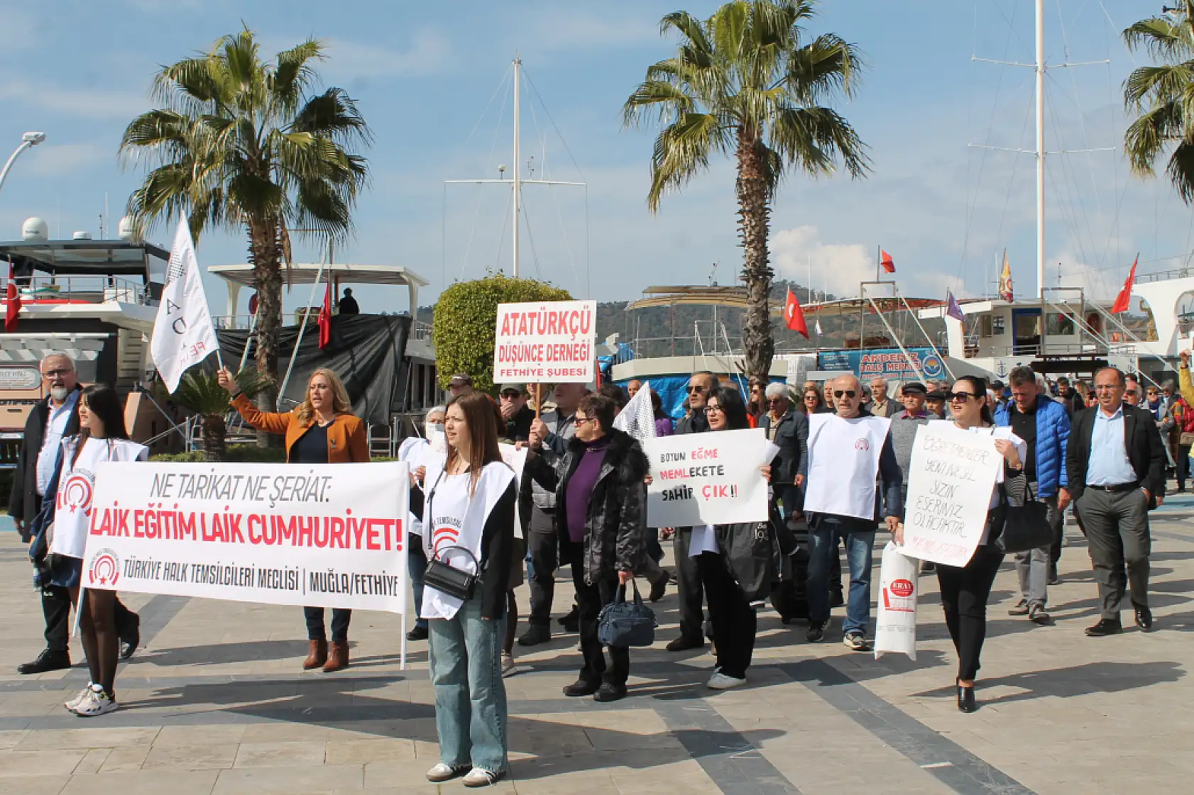 Fethiye'de 'Laik Eğitim, Laik Cumhuriyet İstiyoruz' Sloganıyla Yürüdüler