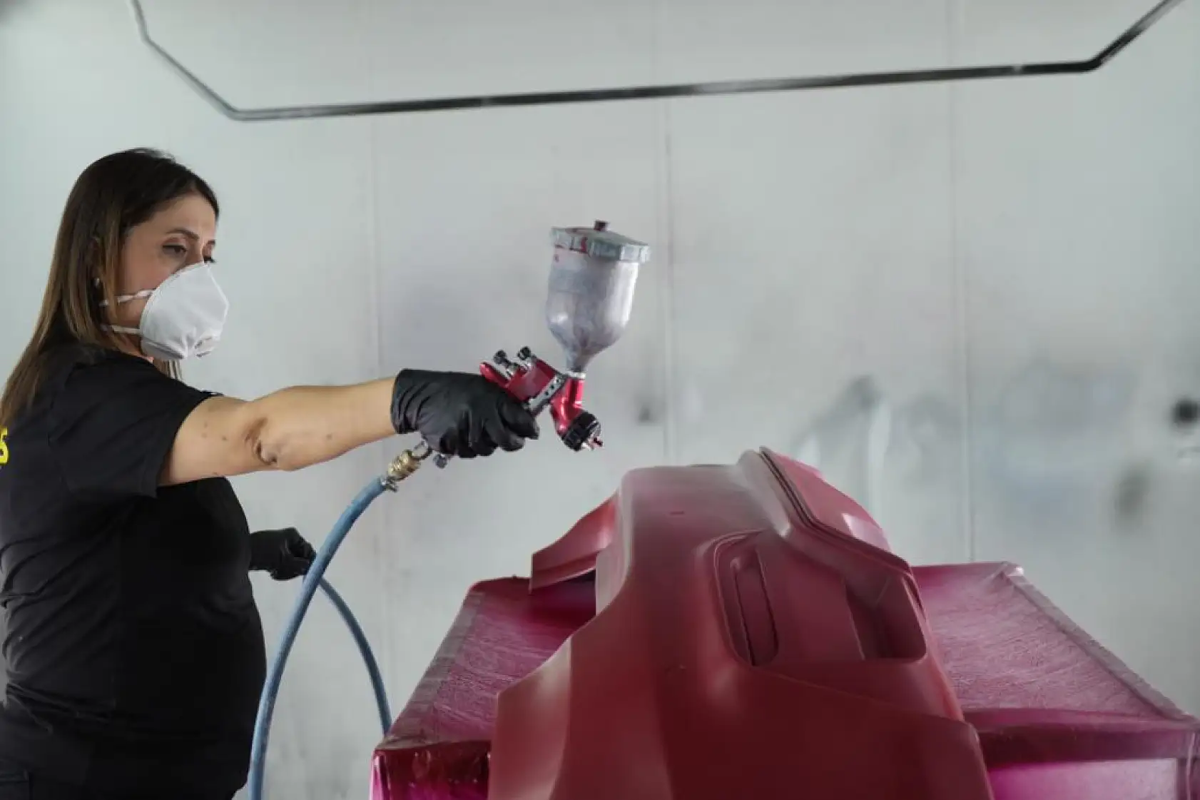 Üç çocuk annesi kadın usta oto boyada başarı hikayesi yazıyor