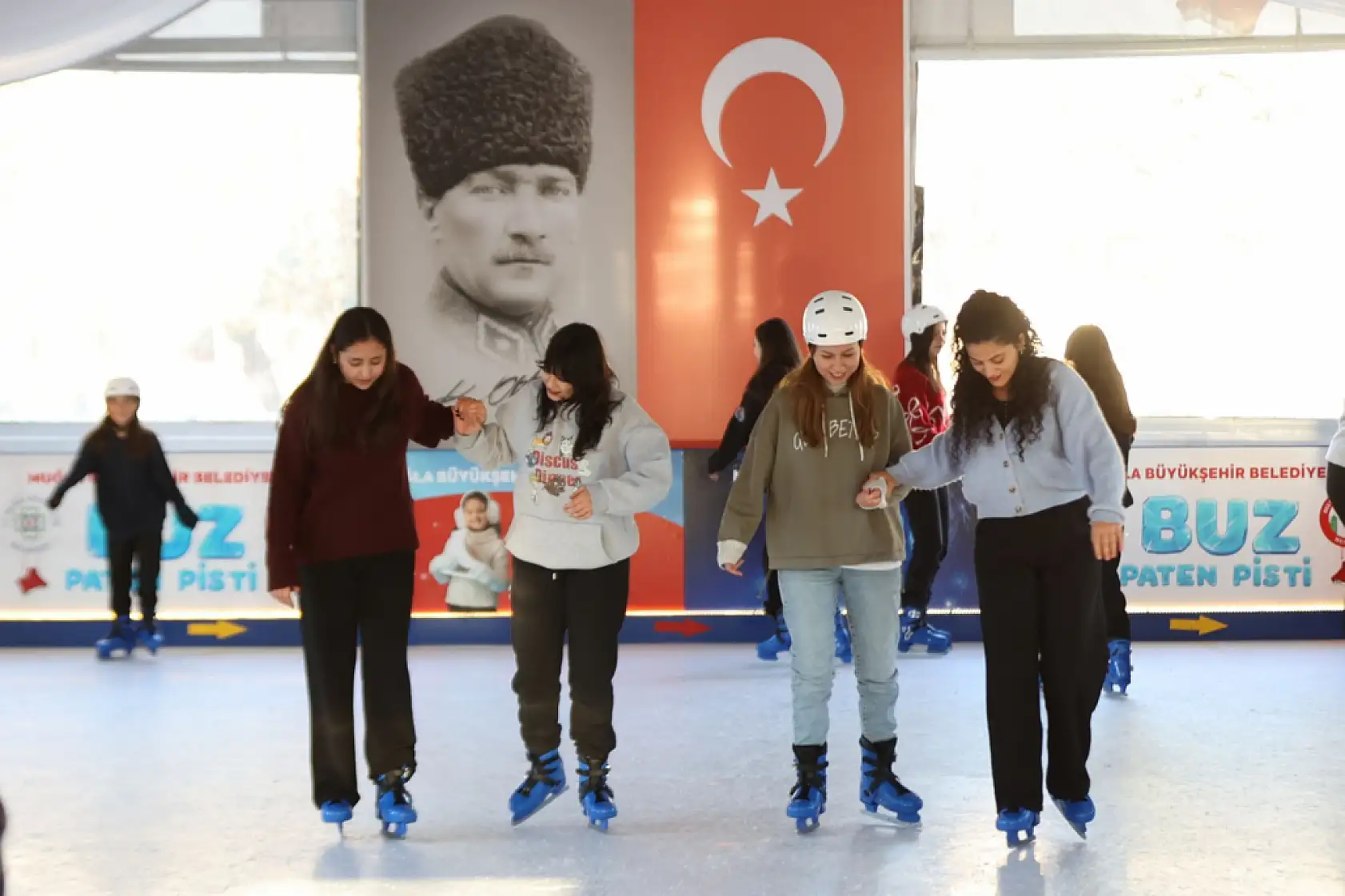 Muğla'da Yeni Yıl Coşkusu Buz Paten Pistiyle Başladı
