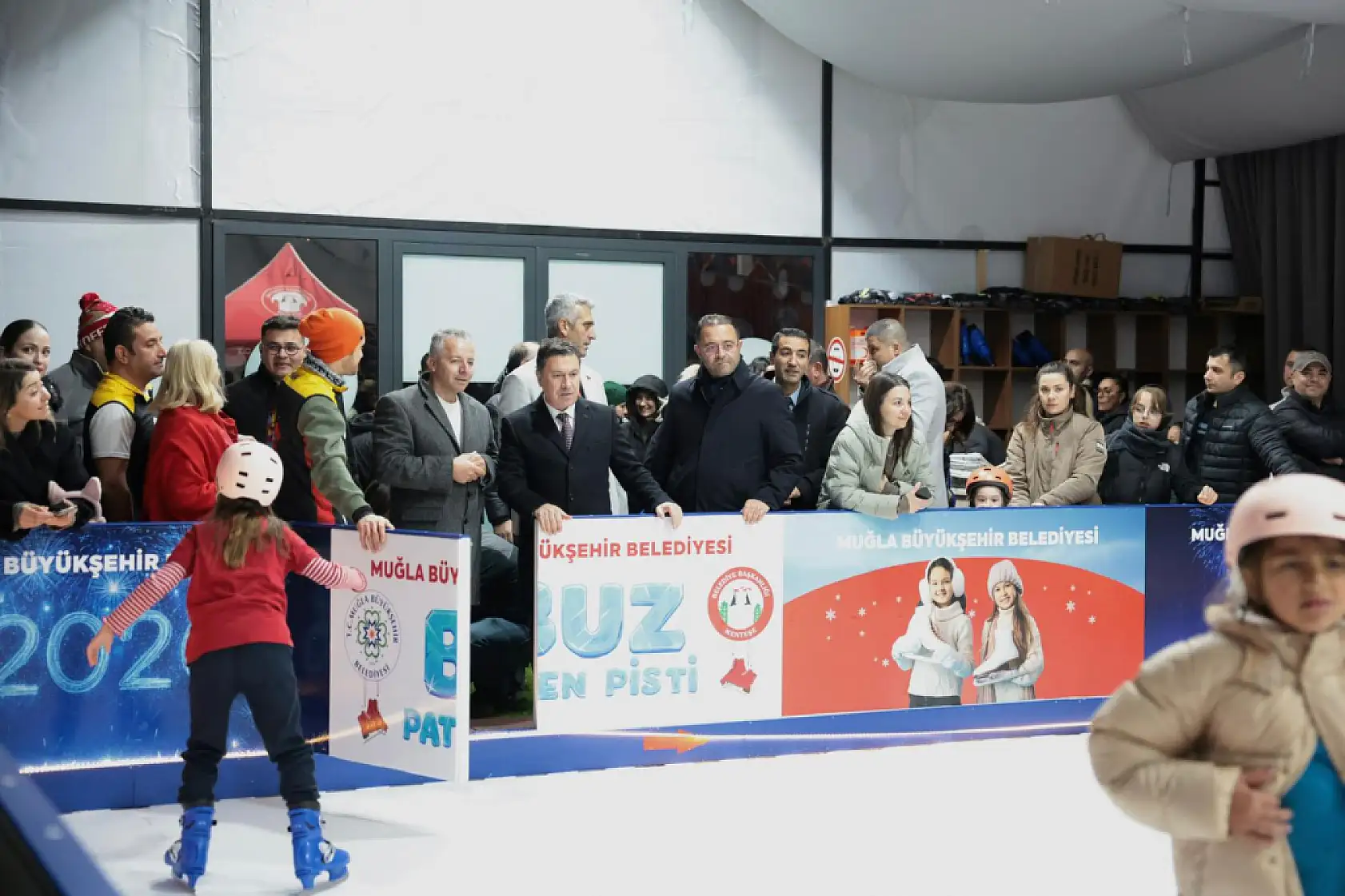 Muğla'da Yeni Yıl Coşkusu Buz Paten Pistiyle Başladı