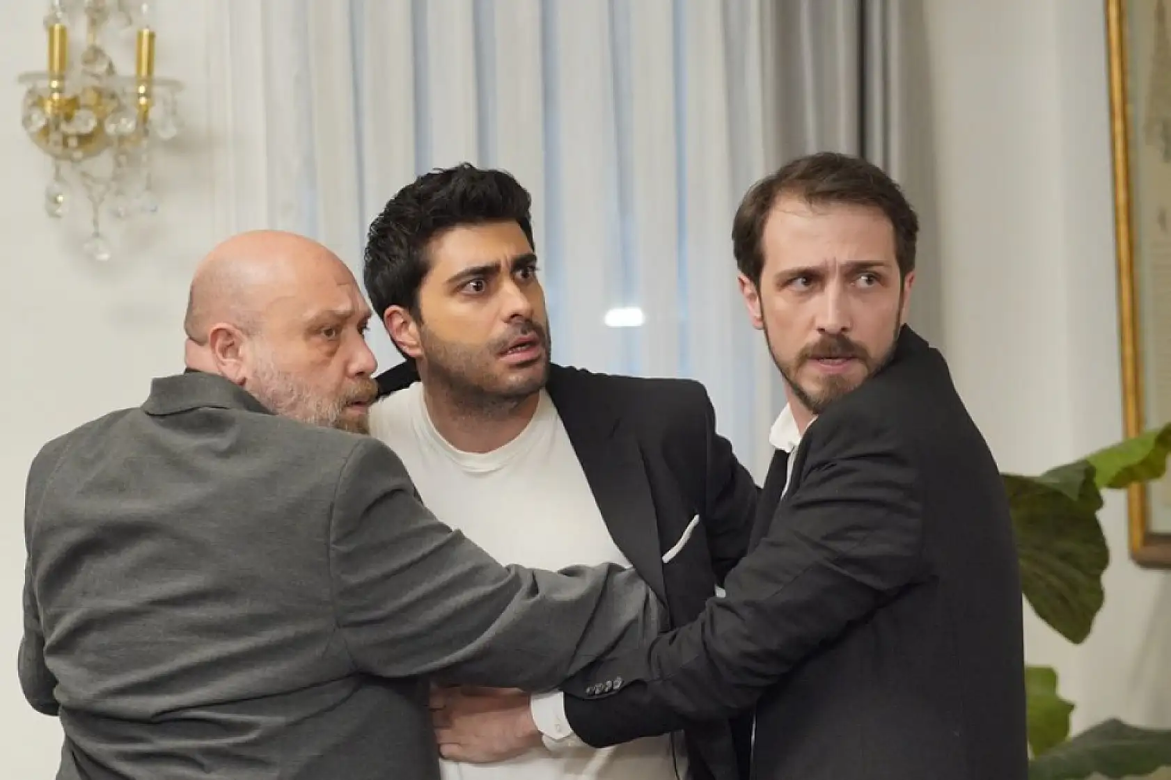 Kızılcık Şerbeti'nde Fırtına Kopuyor: Sürpriz Ayrılıklar ve Yeni Başlangıçlar!