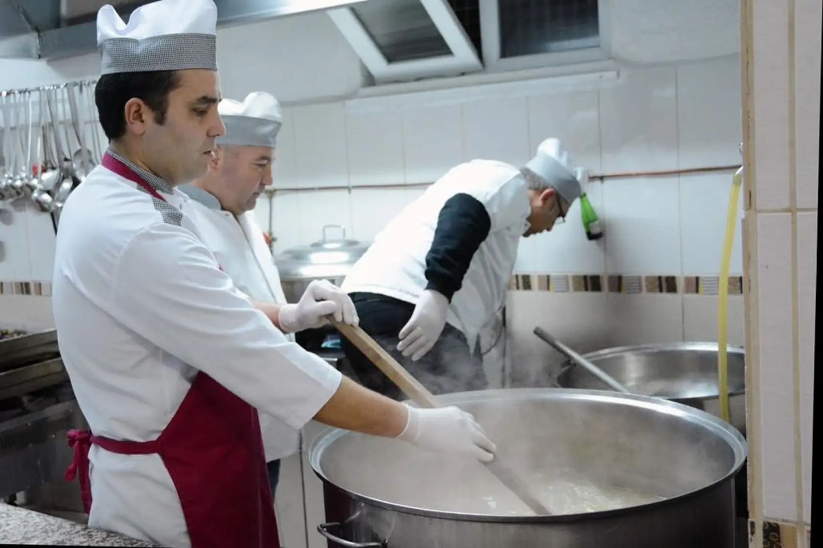 Aşevinde Ocaklar Vatandaş İçin Kaynıyor