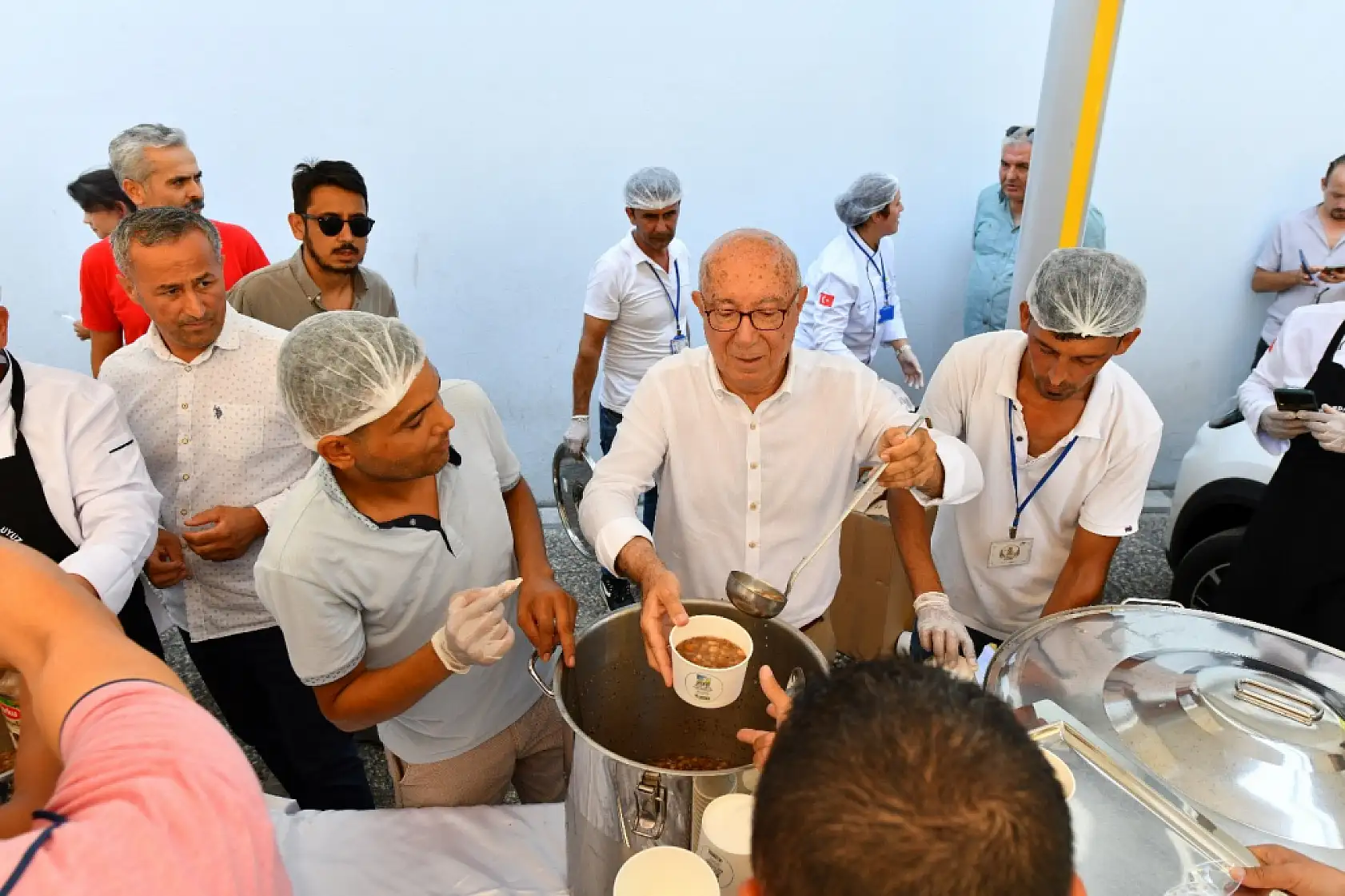 Fethiye Belediyesi'nden Vatandaşlara Aşure İkramı