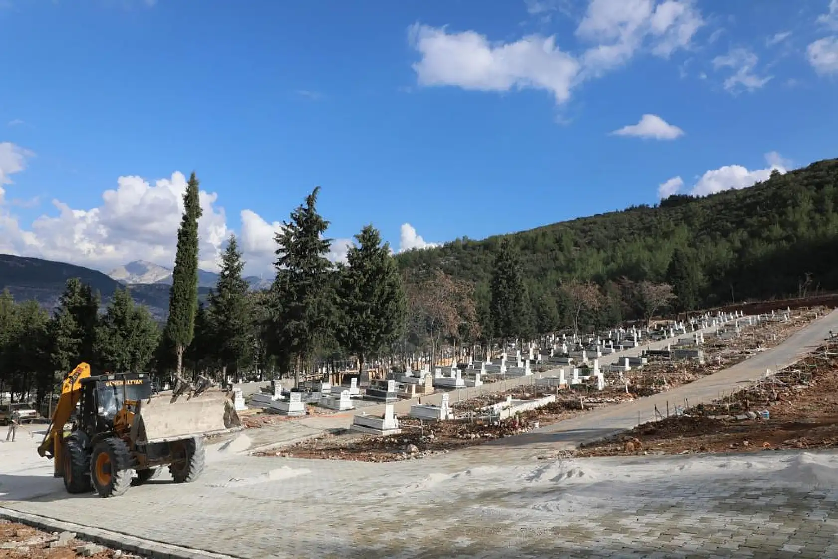 1430 mezarlık alanda çalışmalar sürüyor