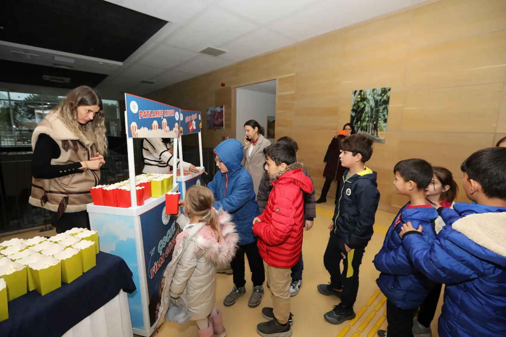 Başkan Aras'tan Çocuklara Sinema Hediyesi