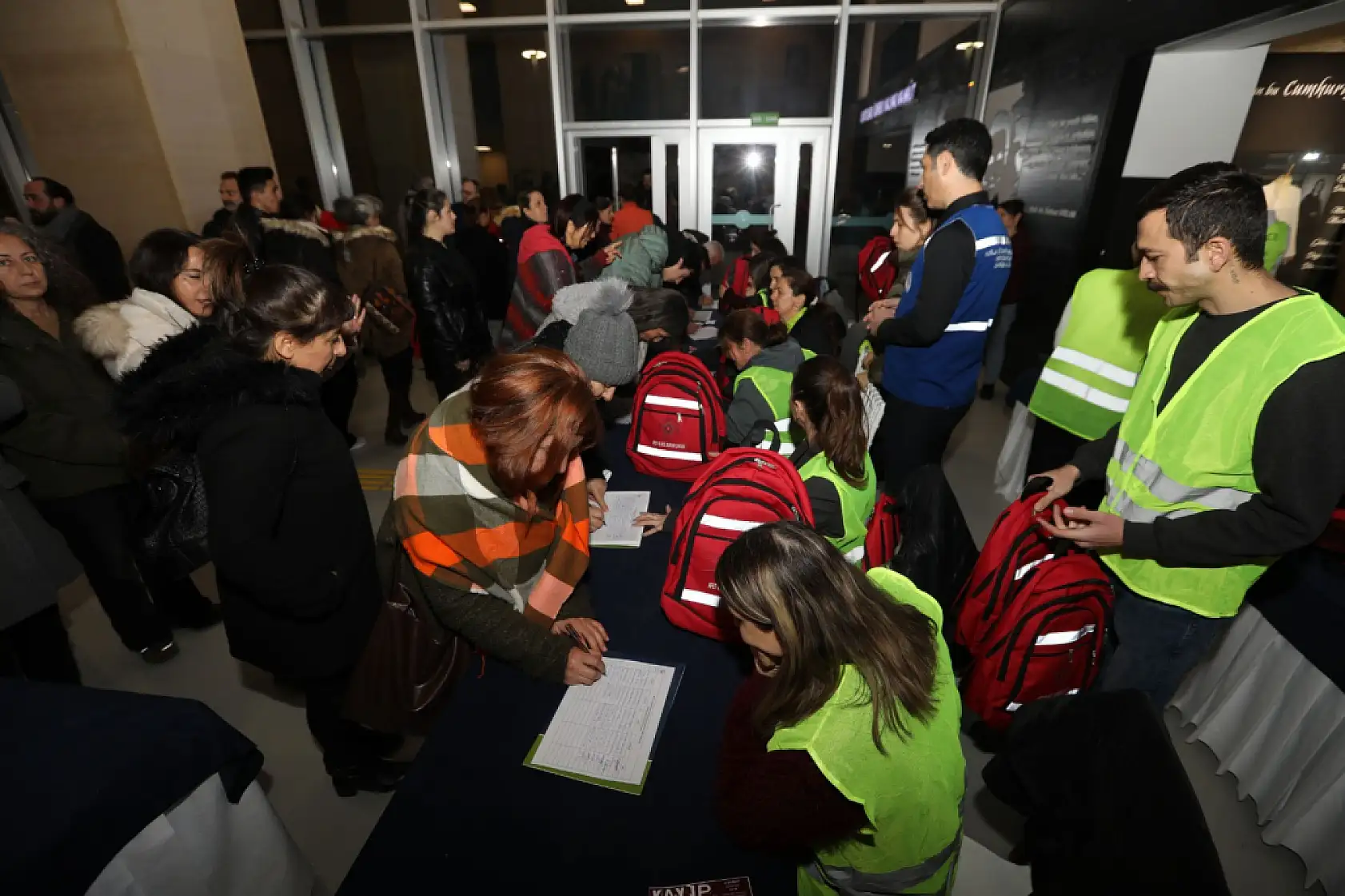Büyükşehir Belediyesi'nden deprem çantası 'Bu çantada hayat var'