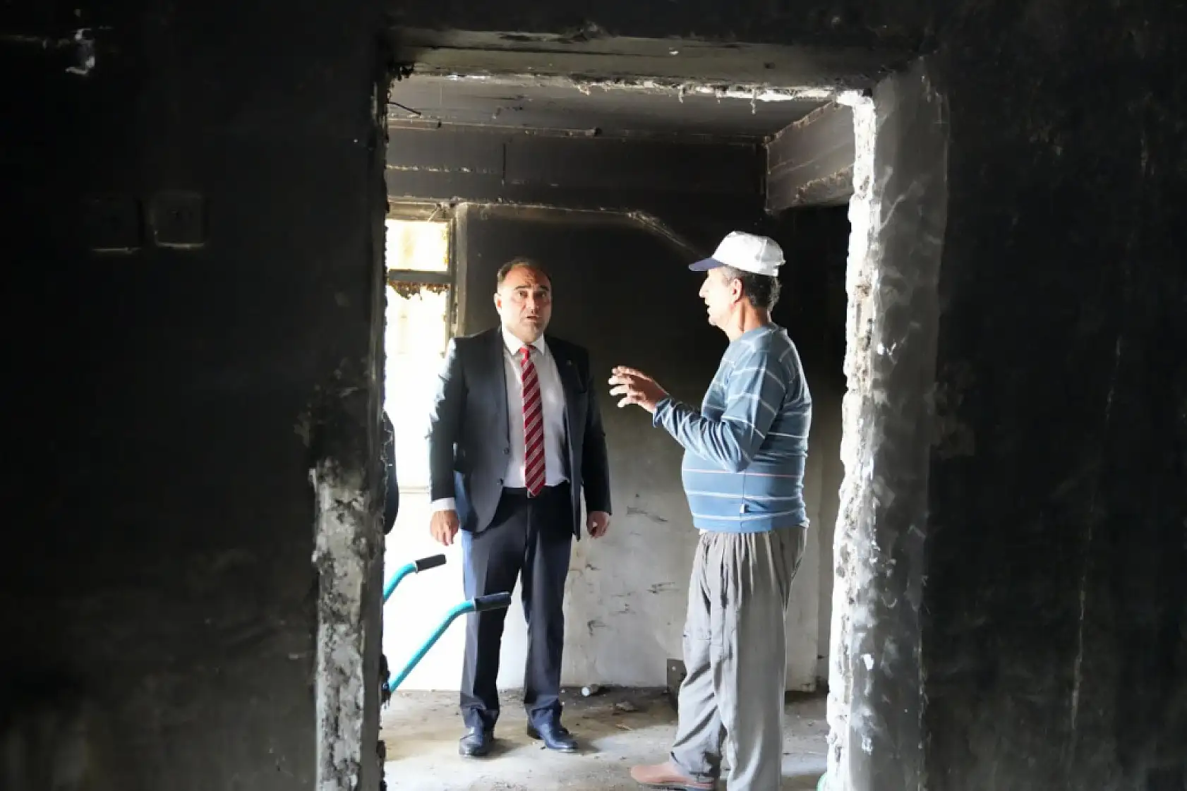 Başkan Akdenizli Evi Yanan Aileyi Ziyaret Etti