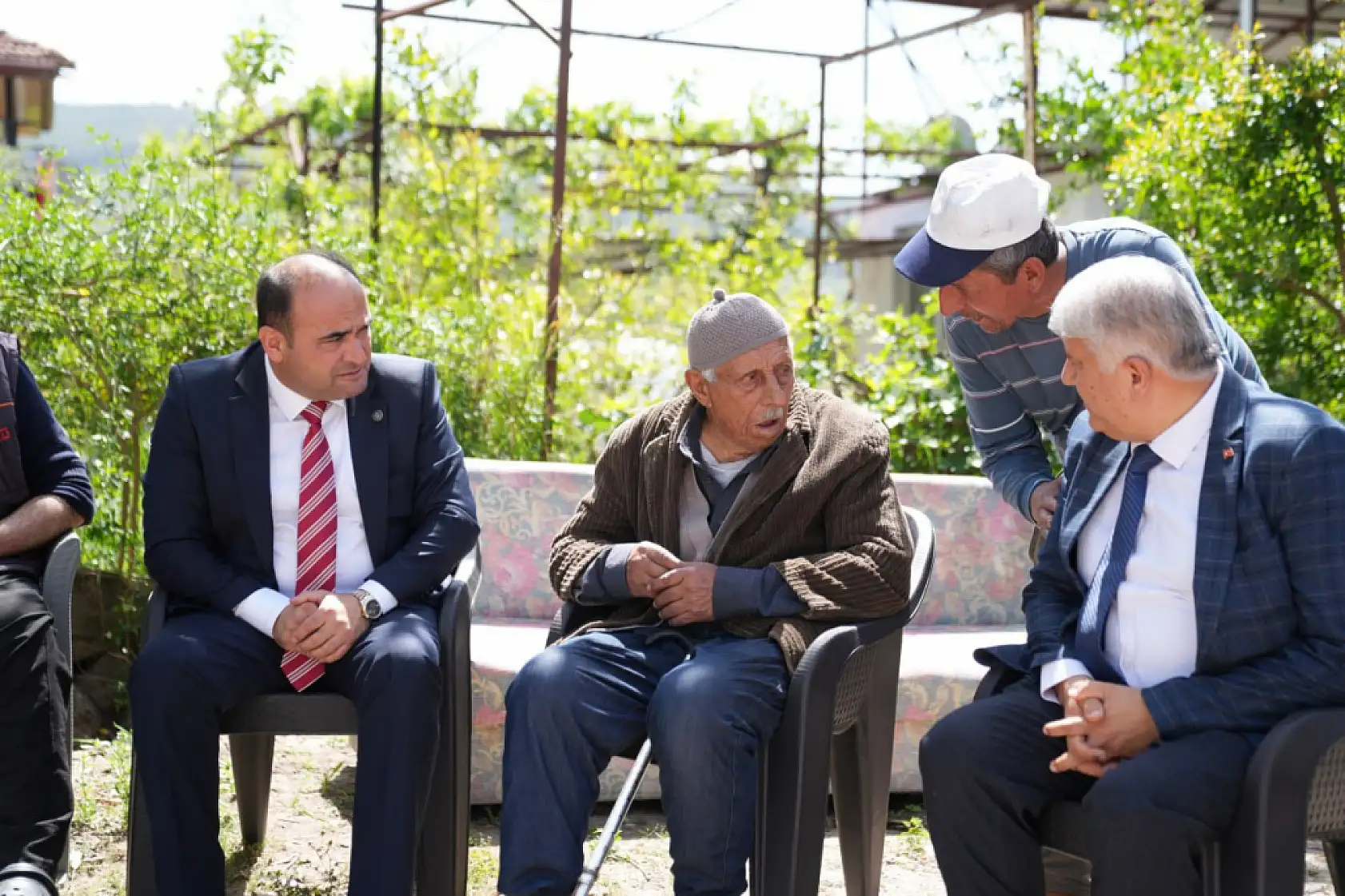 Başkan Akdenizli Evi Yanan Aileyi Ziyaret Etti