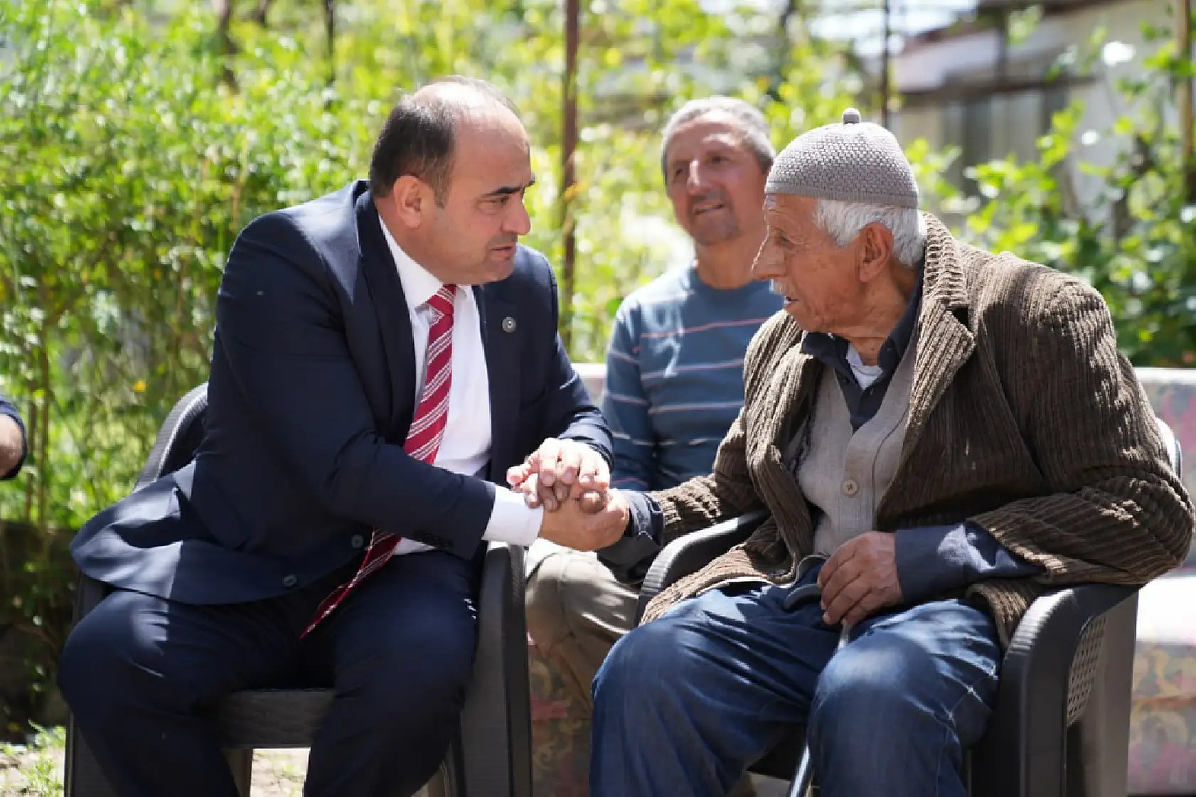 Başkan Akdenizli Evi Yanan Aileyi Ziyaret Etti