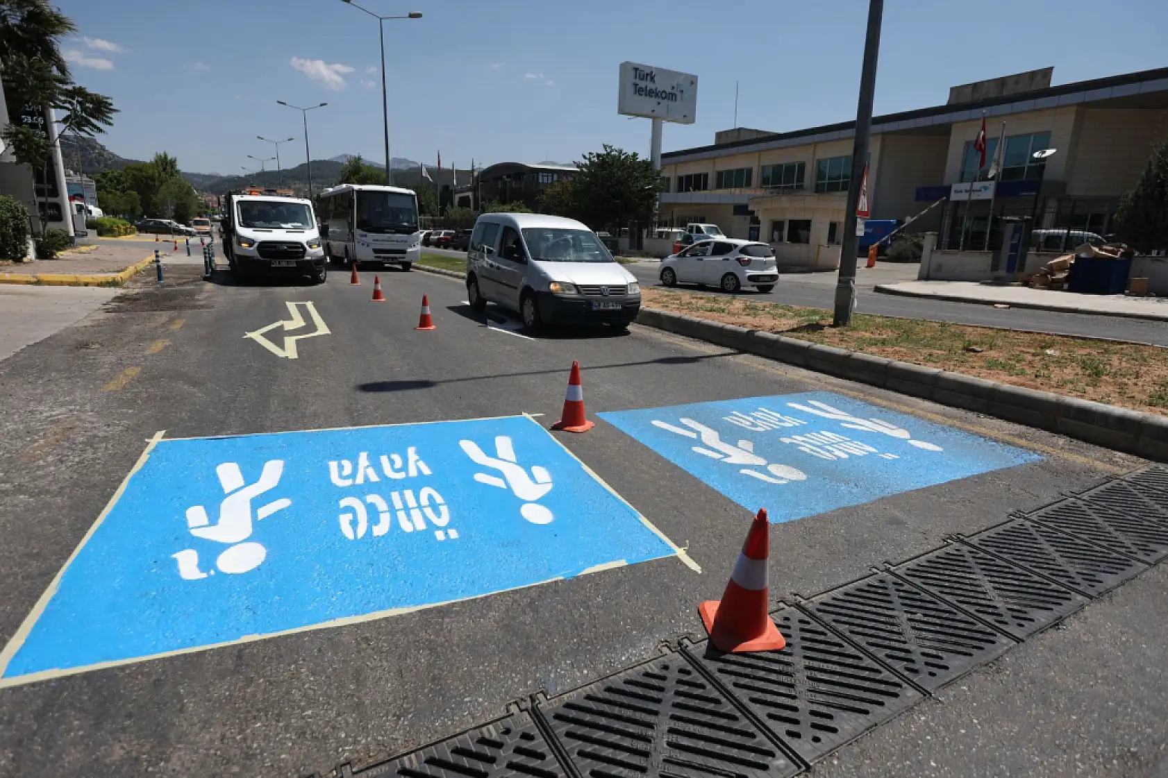 Muğla Büyükşehir, 13 İlçede Trafik Güvenliği İçin Yol Çizgi Çalışmalarını Sürdürüyor