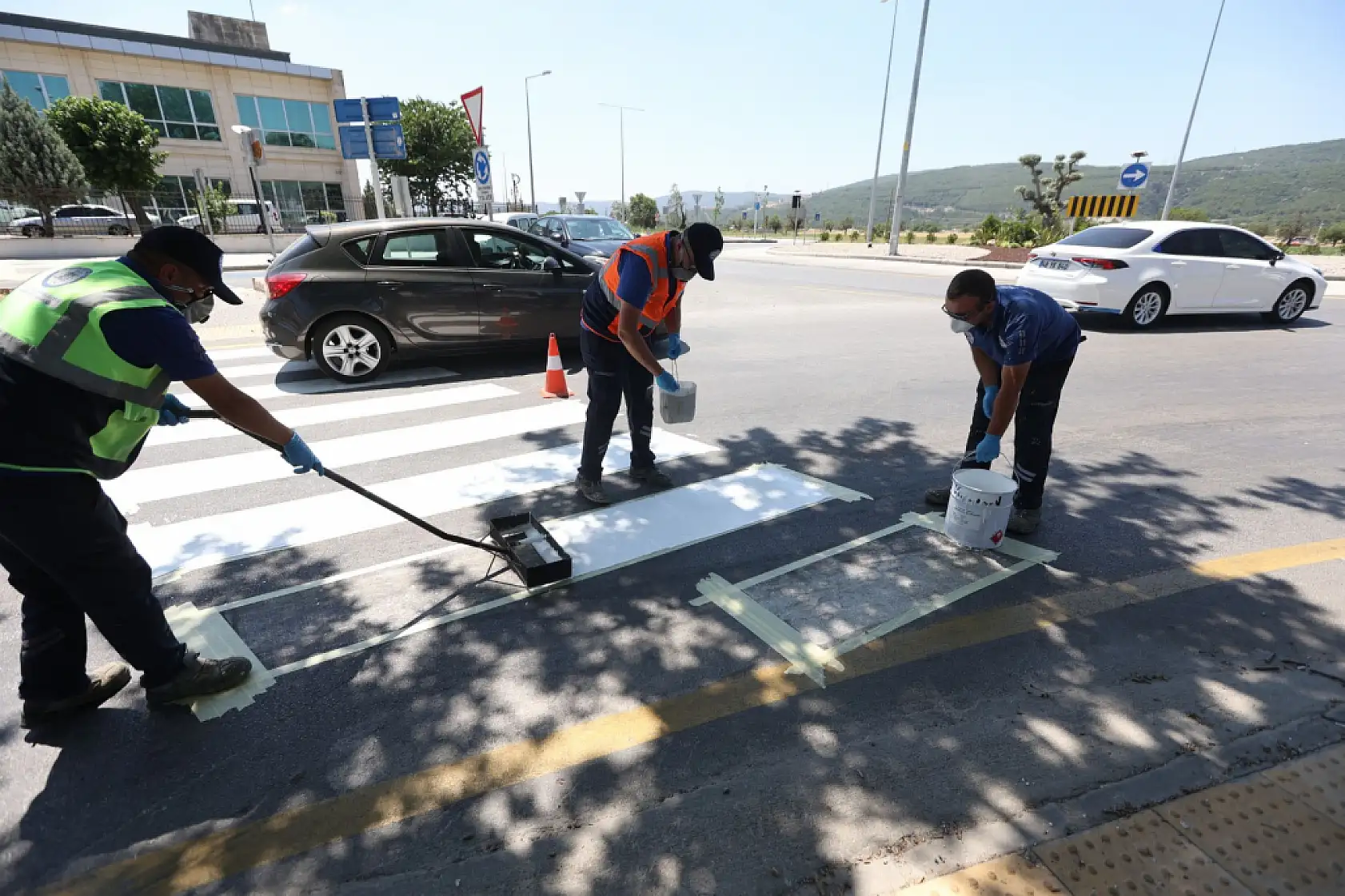 Muğla Büyükşehir, 13 İlçede Trafik Güvenliği İçin Yol Çizgi Çalışmalarını Sürdürüyor