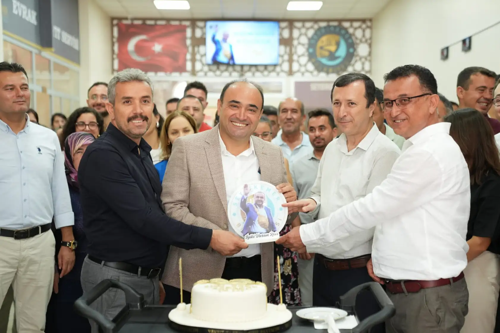 Belediye Personelinden Başkan Akdenizli'ye Doğum Günü Sürprizi