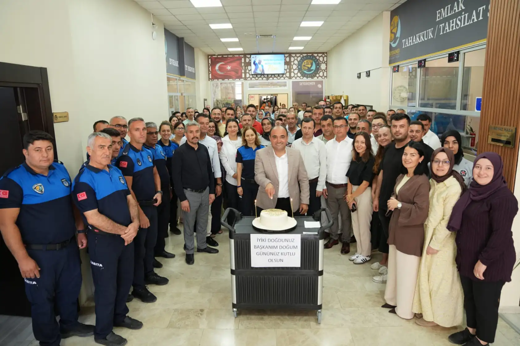 Belediye Personelinden Başkan Akdenizli'ye Doğum Günü Sürprizi