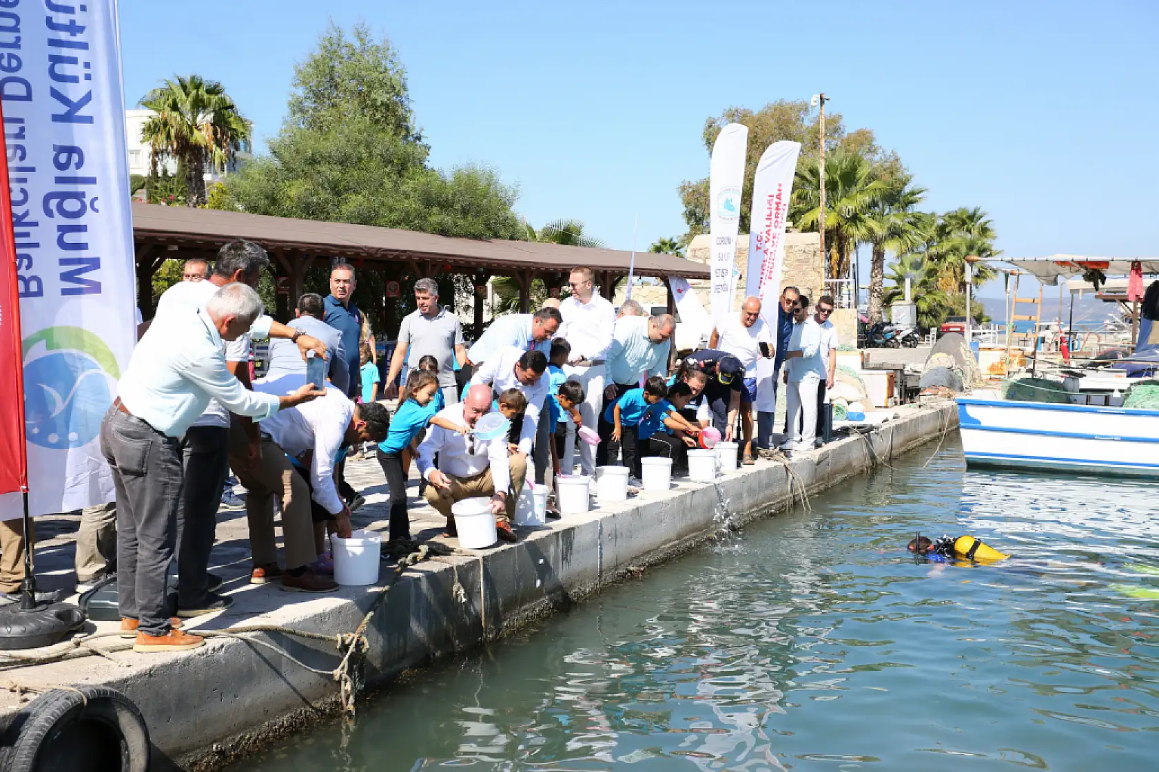 Milas Boğaziçi'nde 160 Bin Yavru Balık Denizle Buluştu